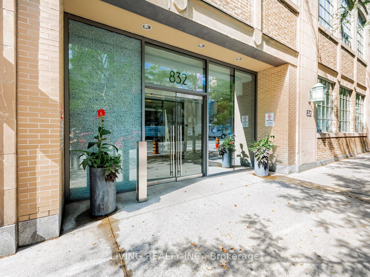 832 Bay St, #2002