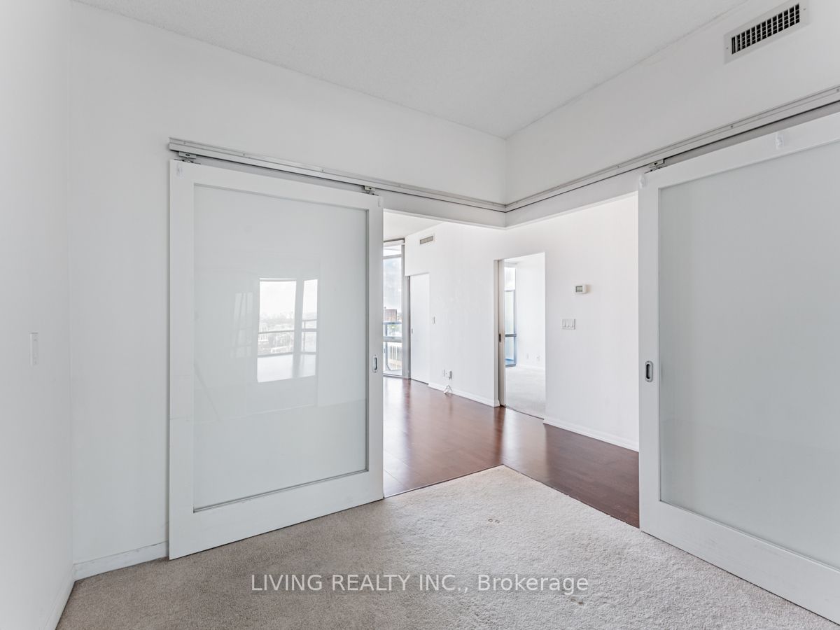 832 Bay St, #2002