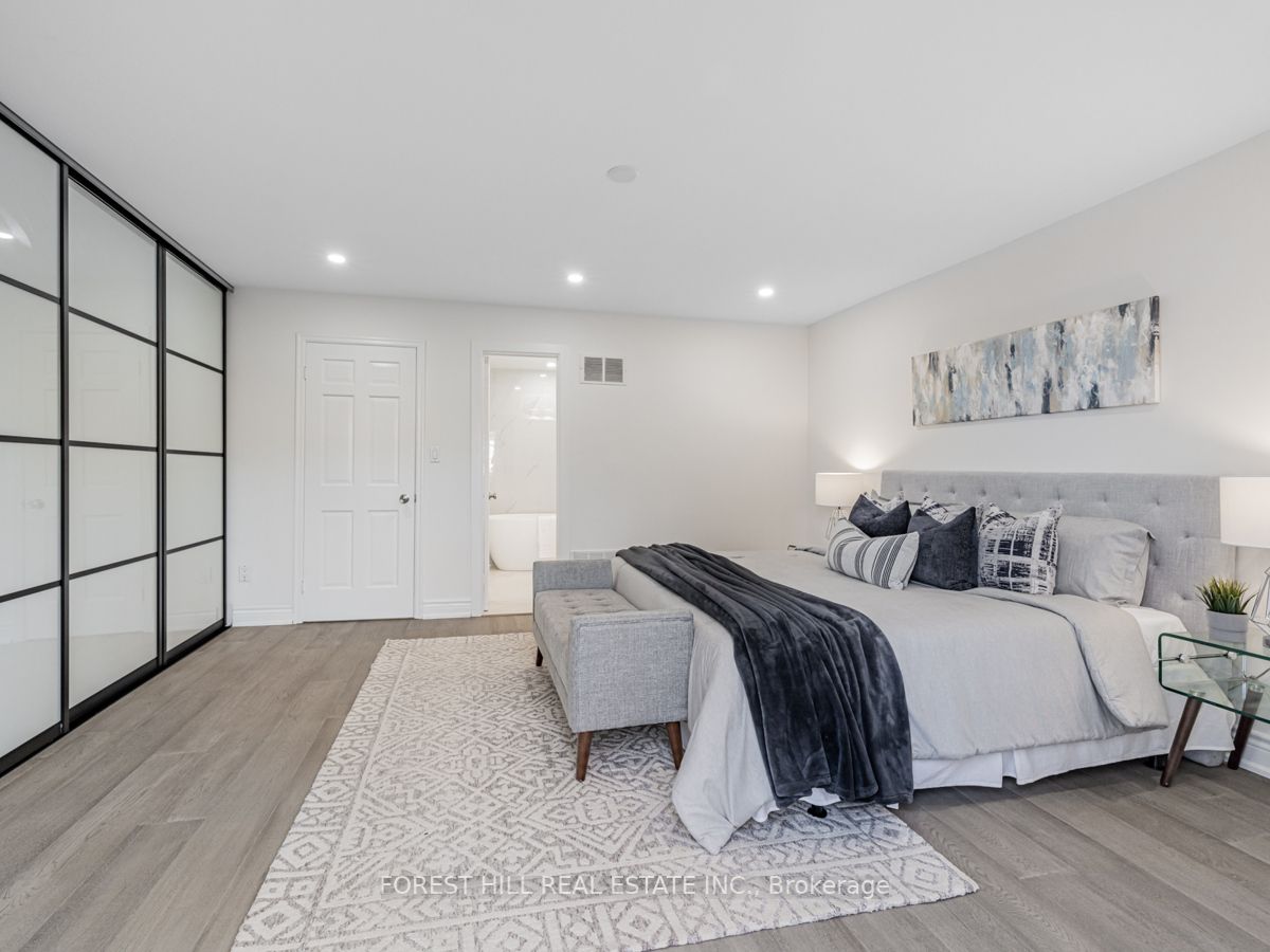1025 Spadina Rd
