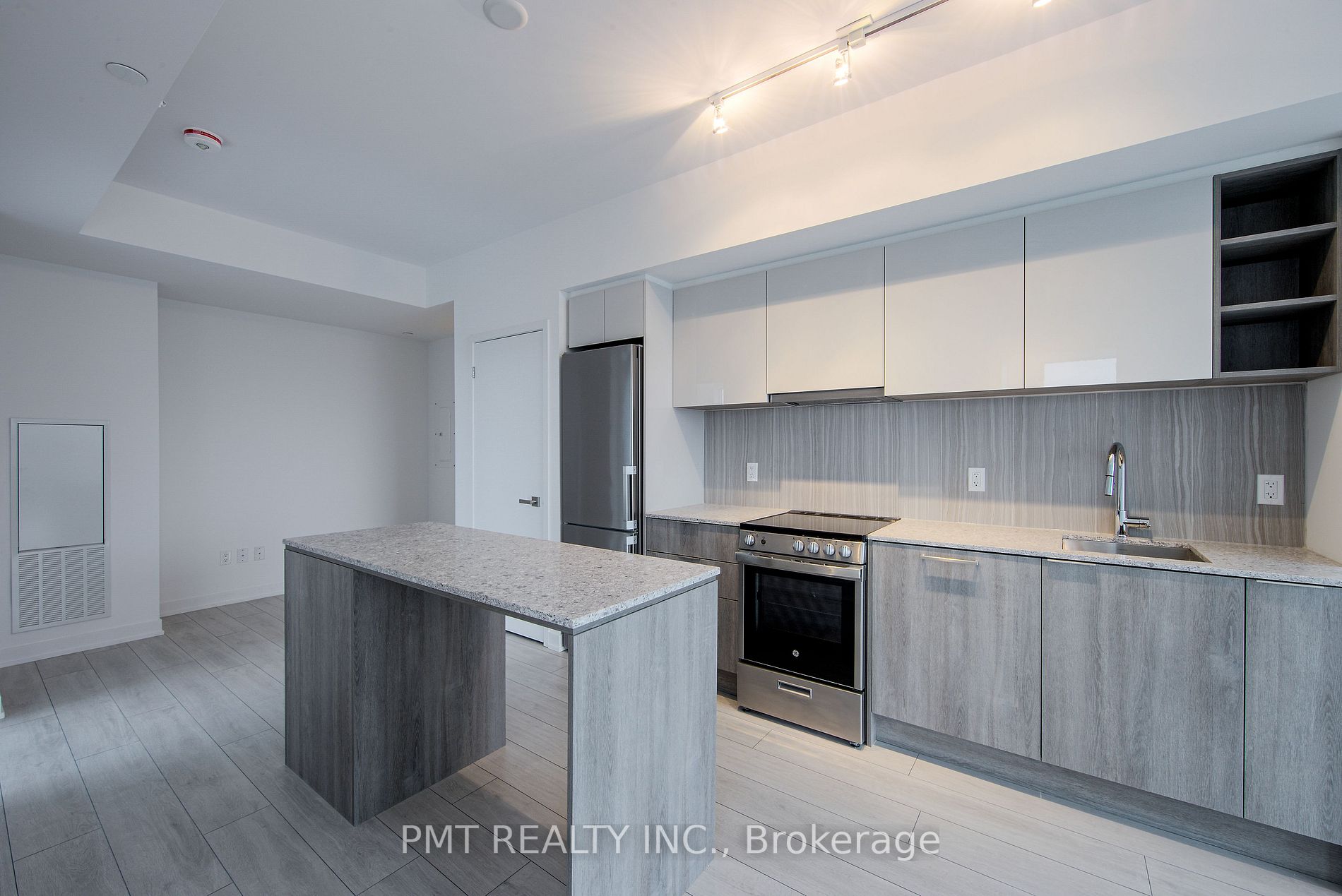31 Tippett Rd, #902