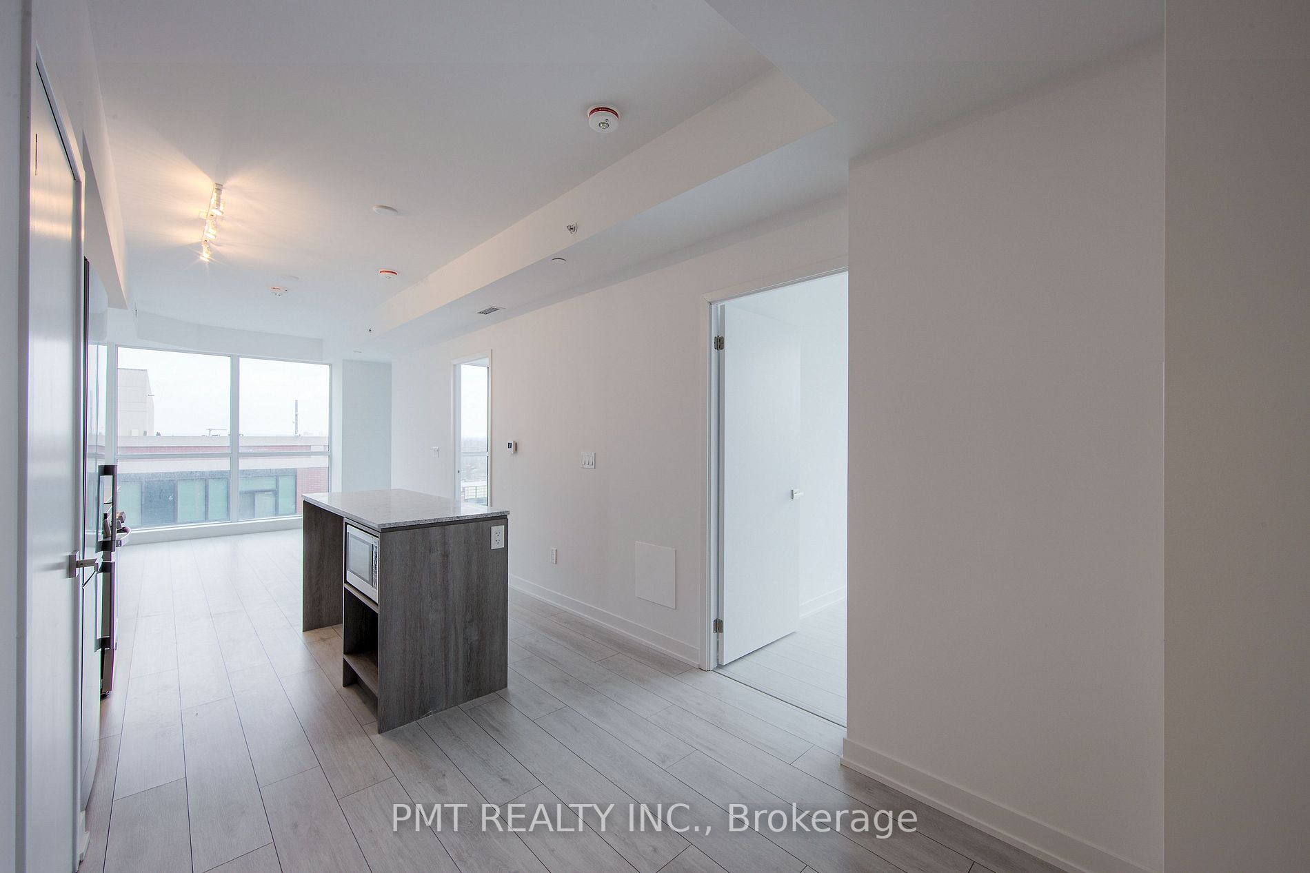 31 Tippett Rd, #902