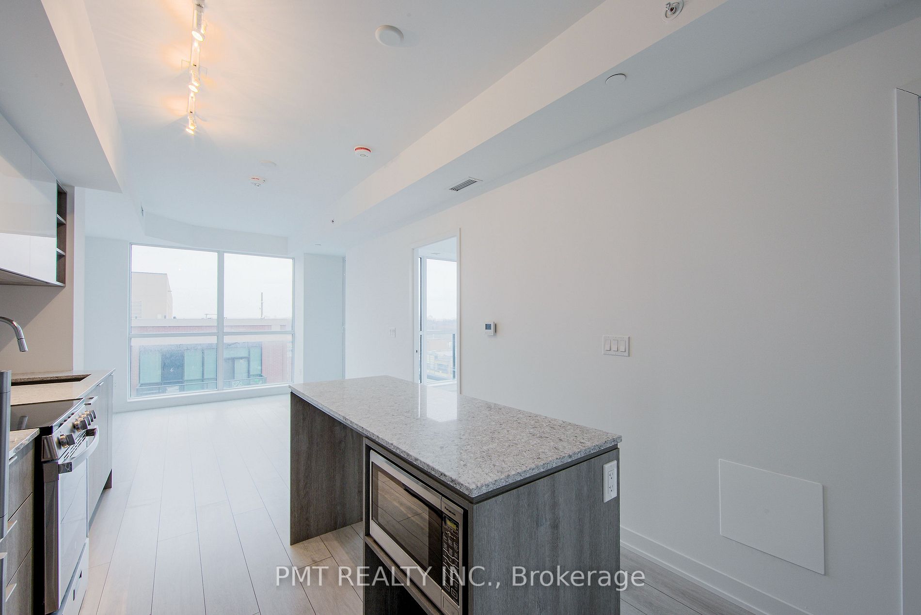 31 Tippett Rd, #902