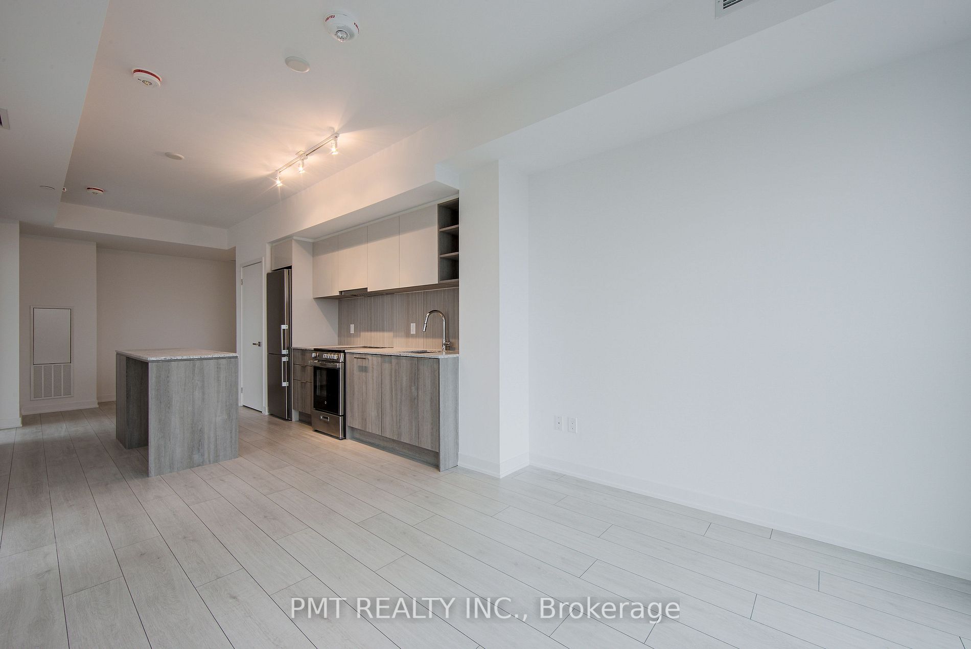 31 Tippett Rd, #902