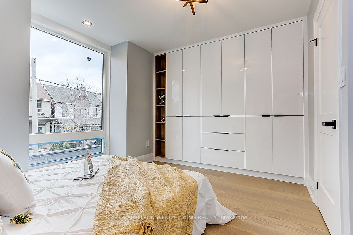 54 Montrose Ave