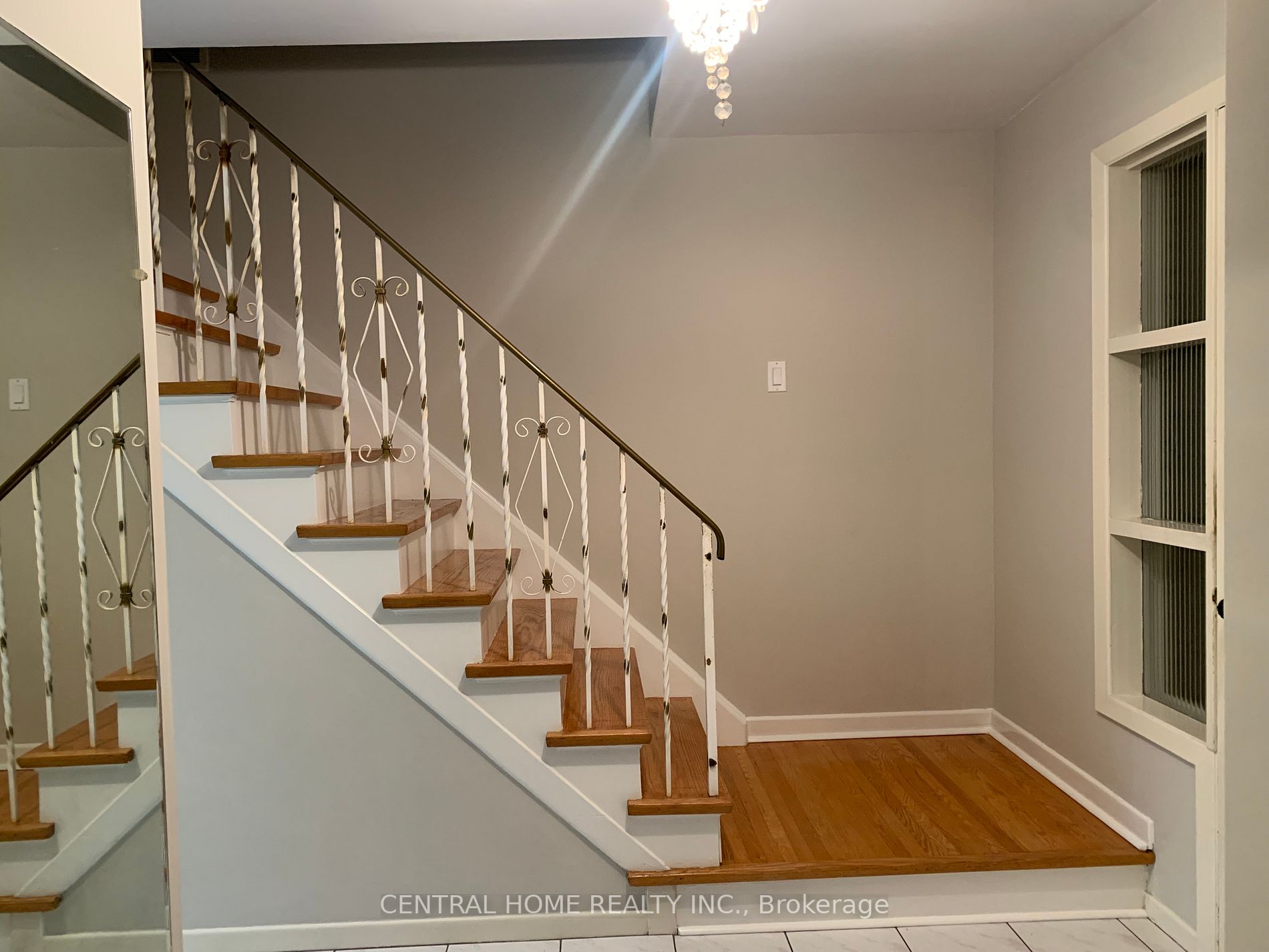 251 Poyntz Ave