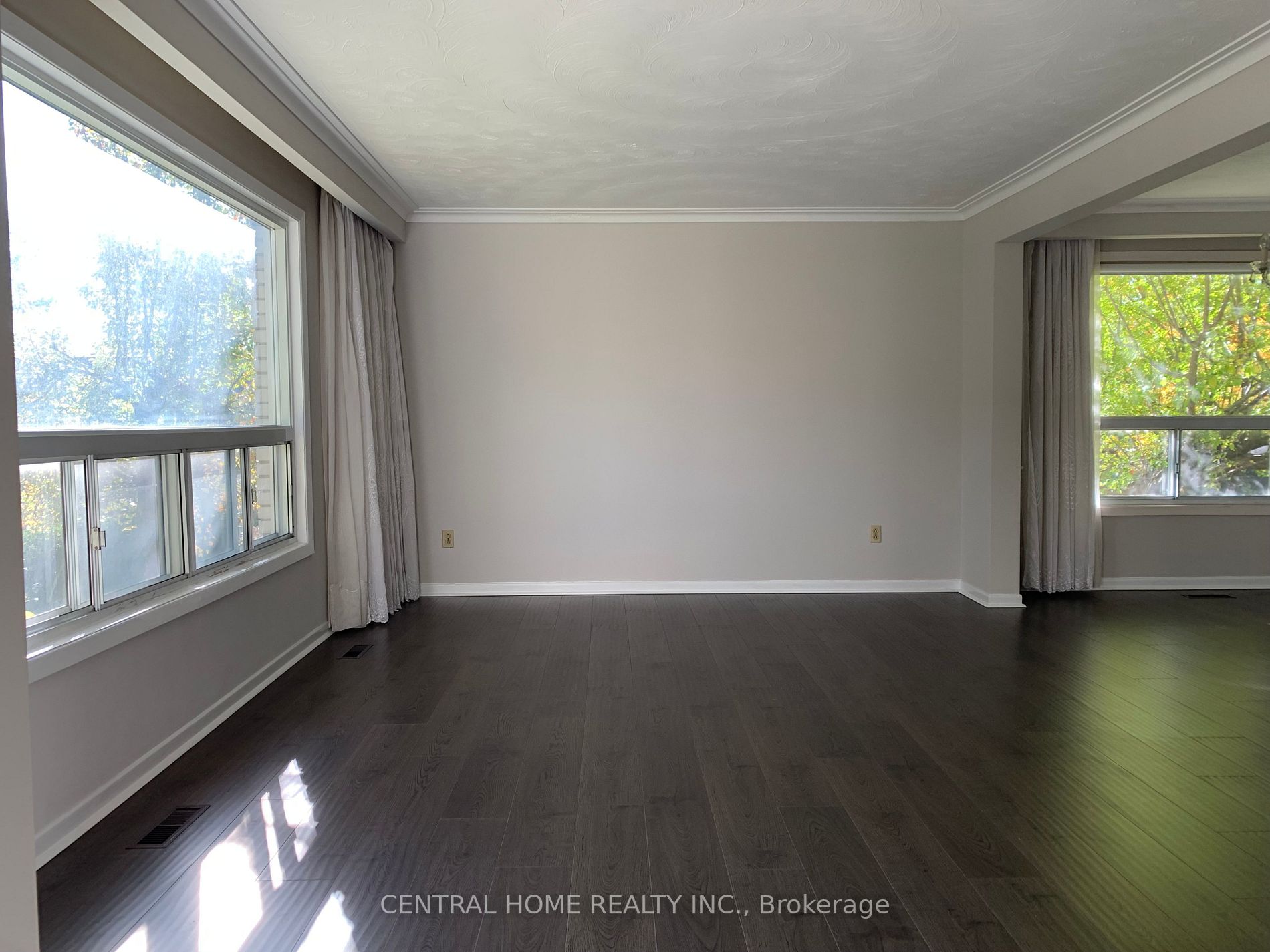 251 Poyntz Ave