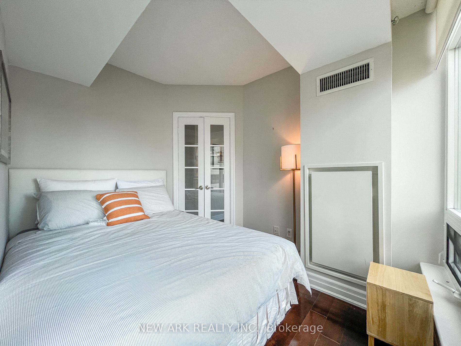 8 Scollard St, #304