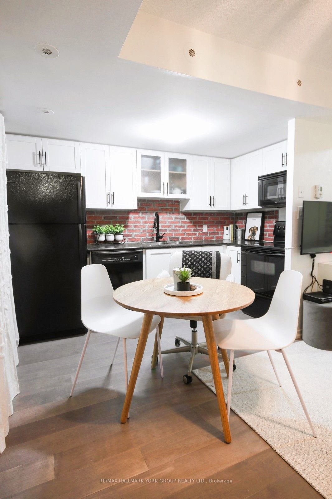 46 Western Battery Rd E, #810