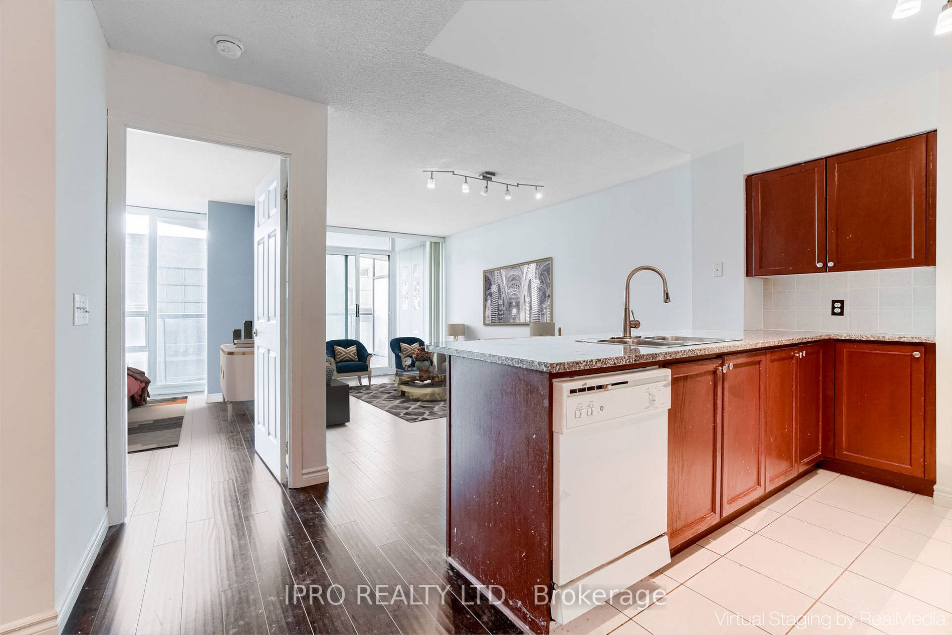 30 Grand Trunk Cres, #2015