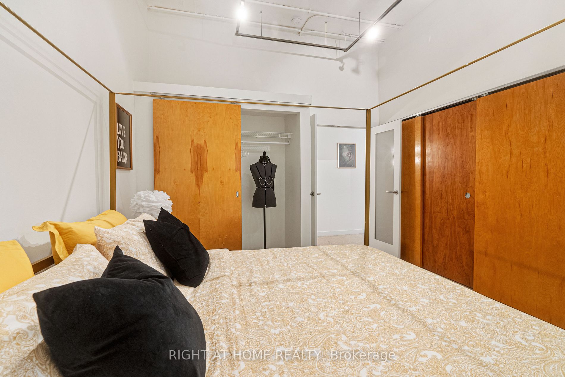 365 Dundas St E, #102