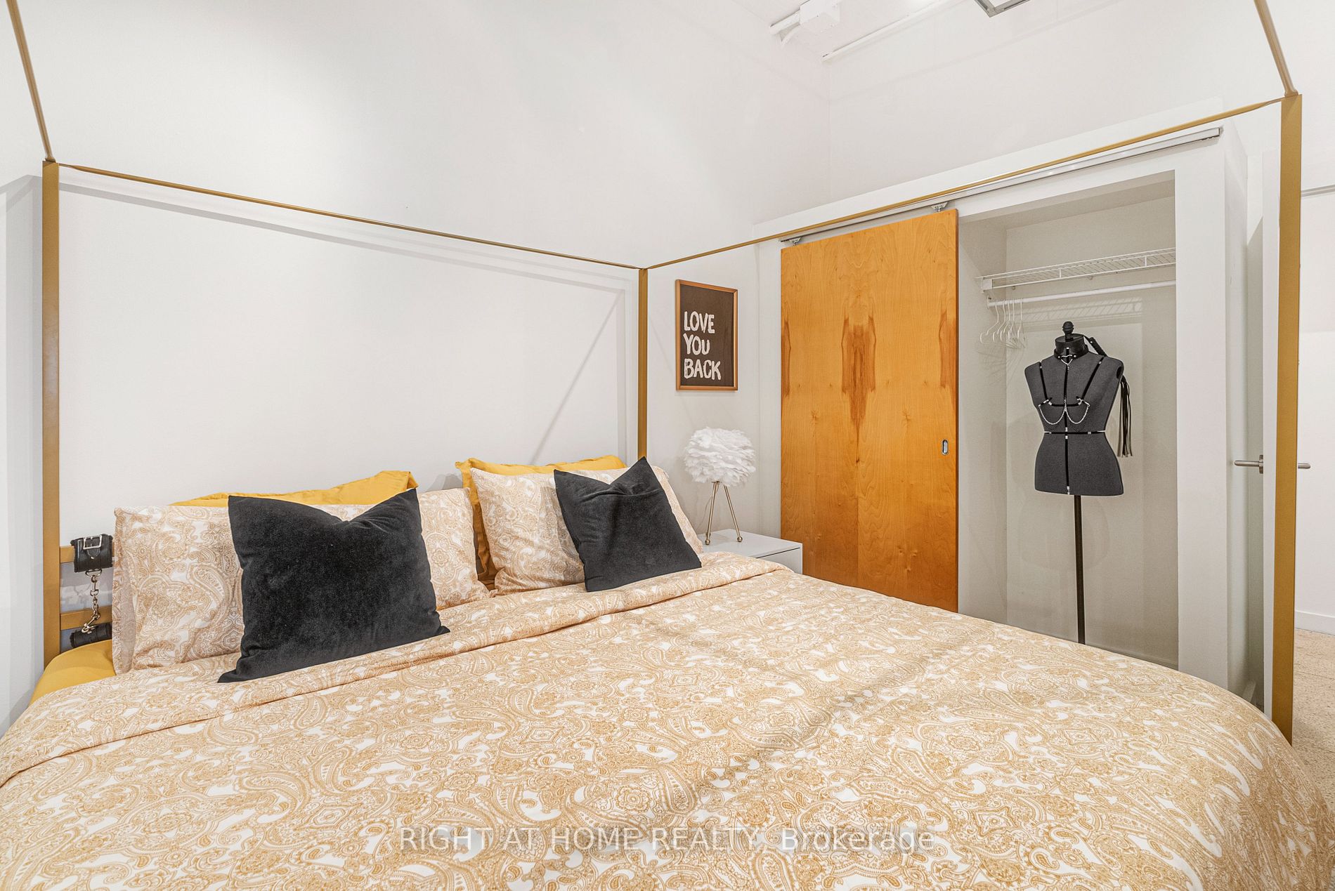 365 Dundas St E, #102
