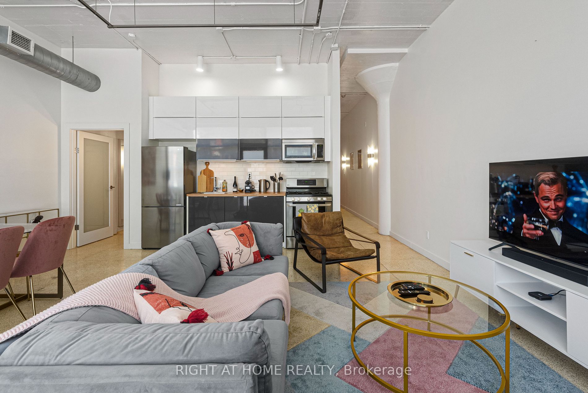 365 Dundas St E, #102