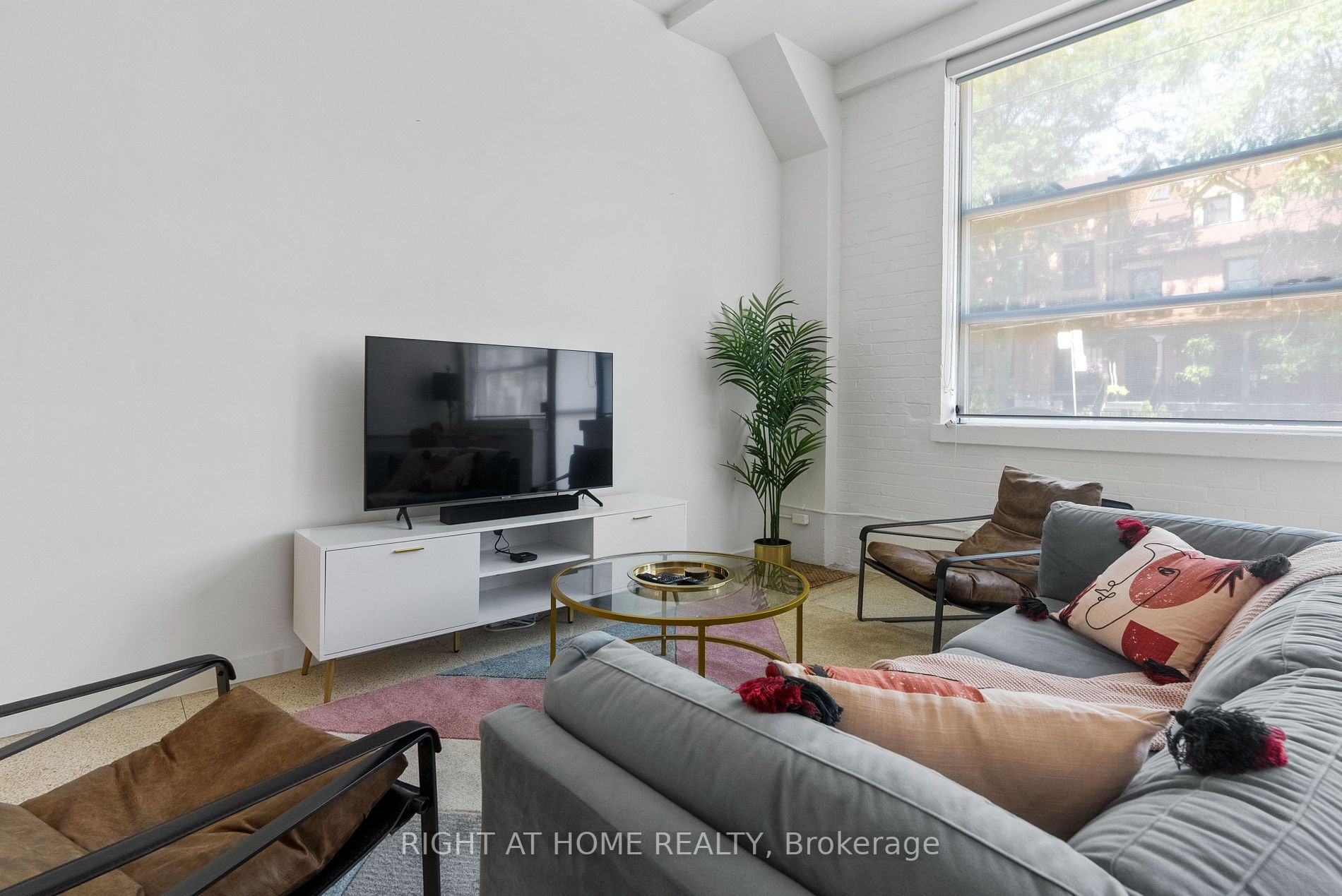 365 Dundas St E, #102