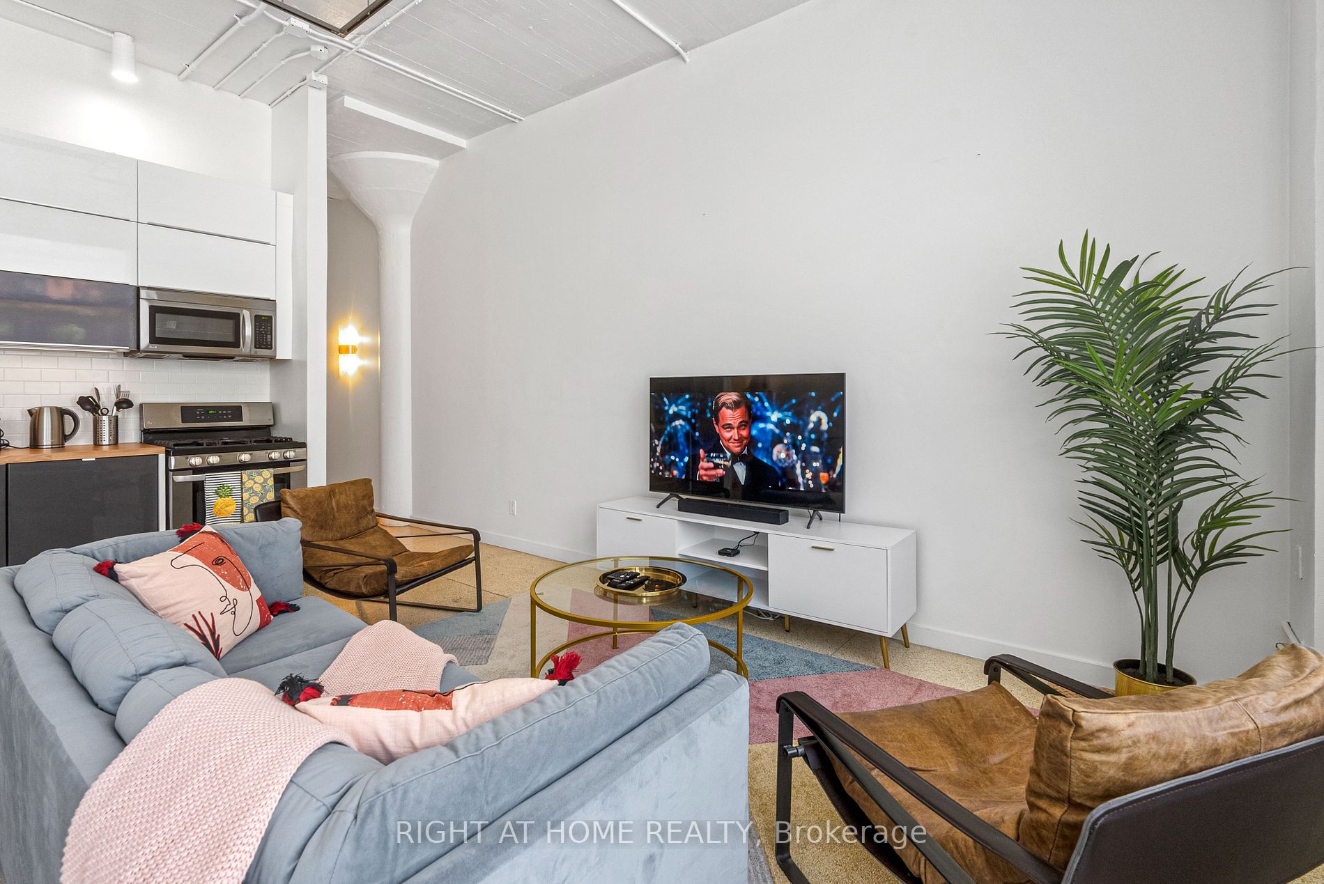 365 Dundas St E, #102