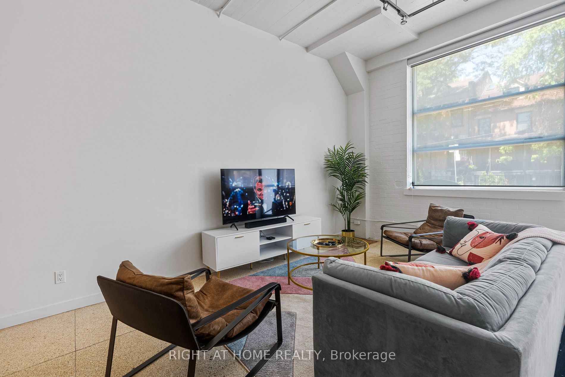 365 Dundas St E, #102