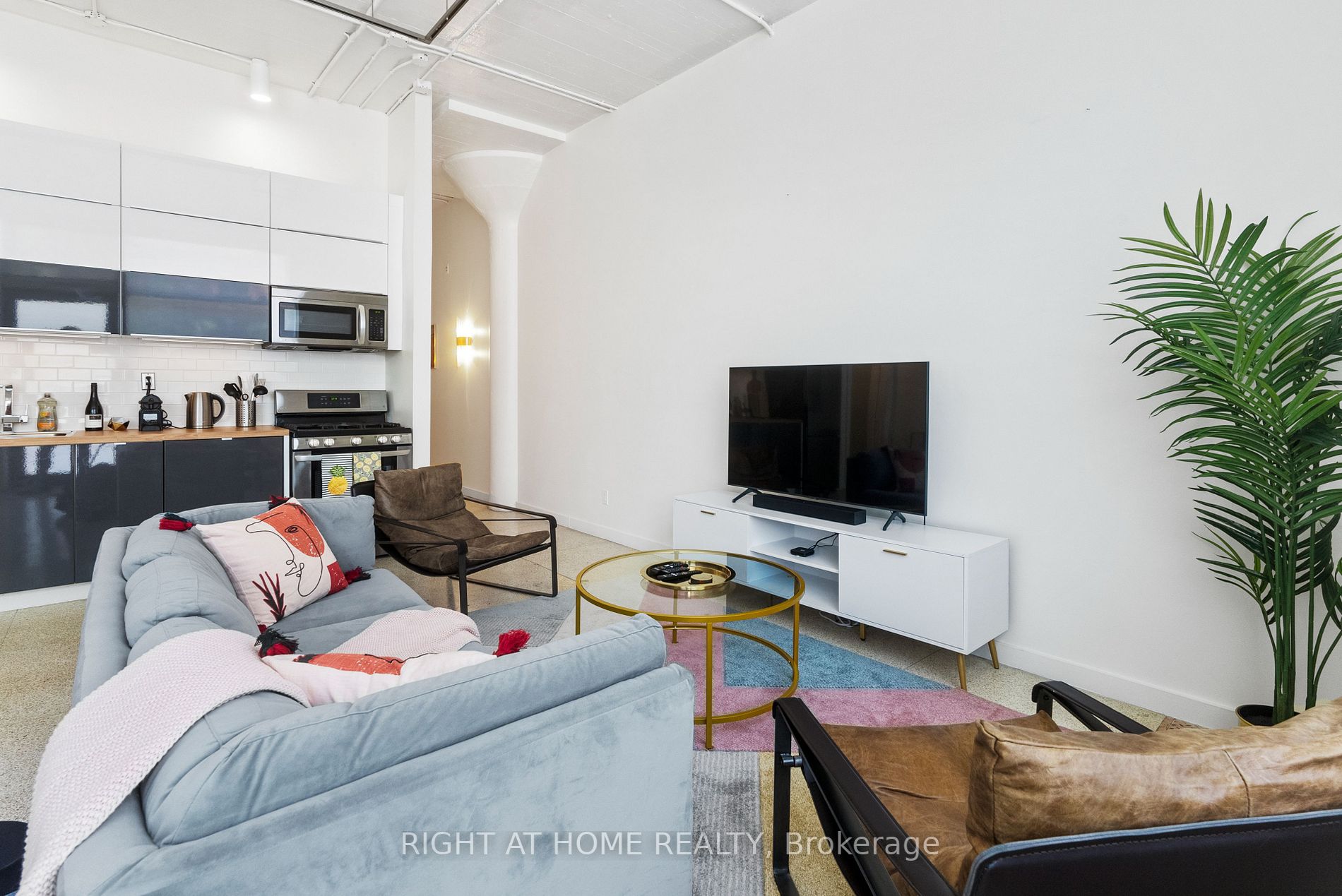 365 Dundas St E, #102