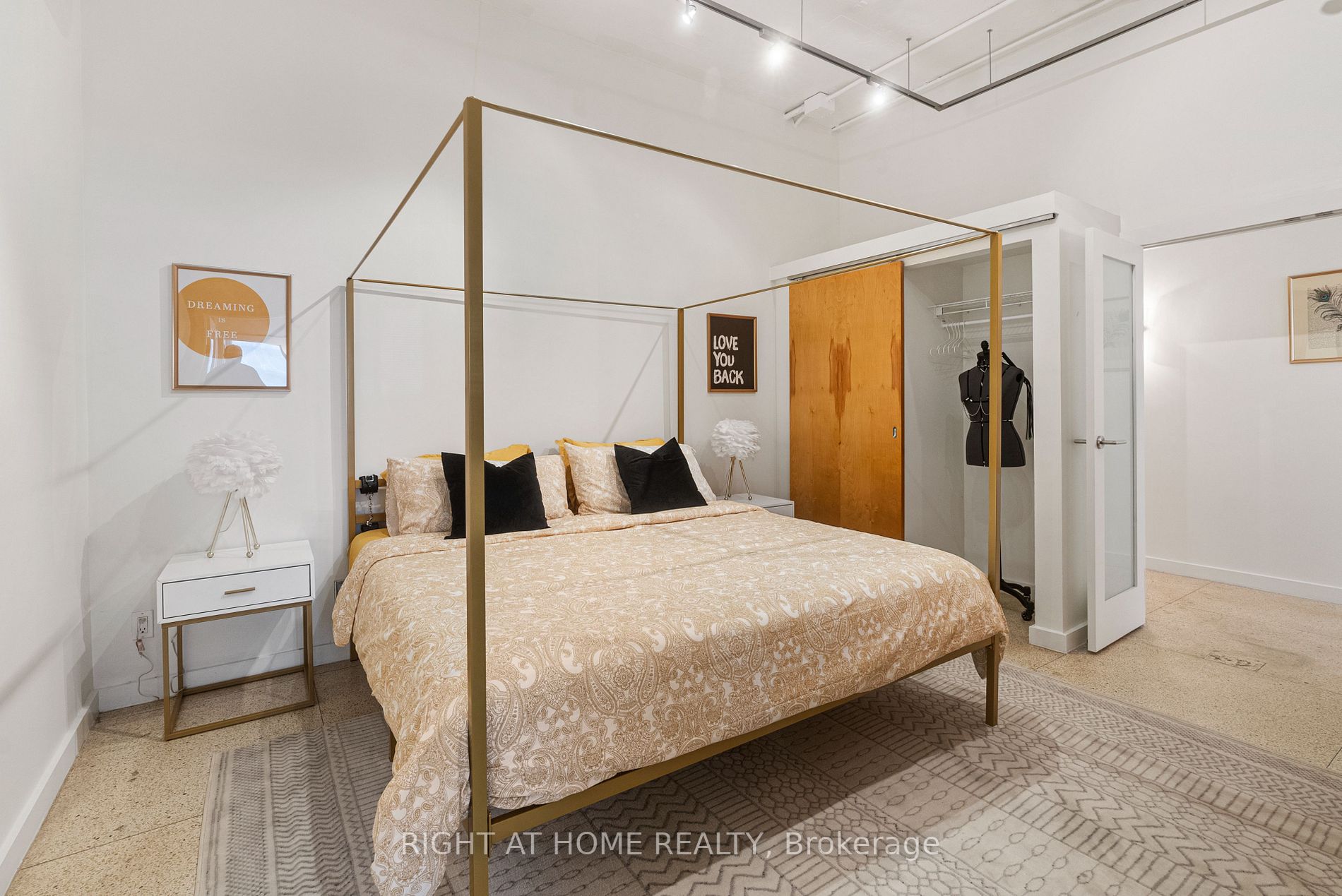 365 Dundas St E, #102