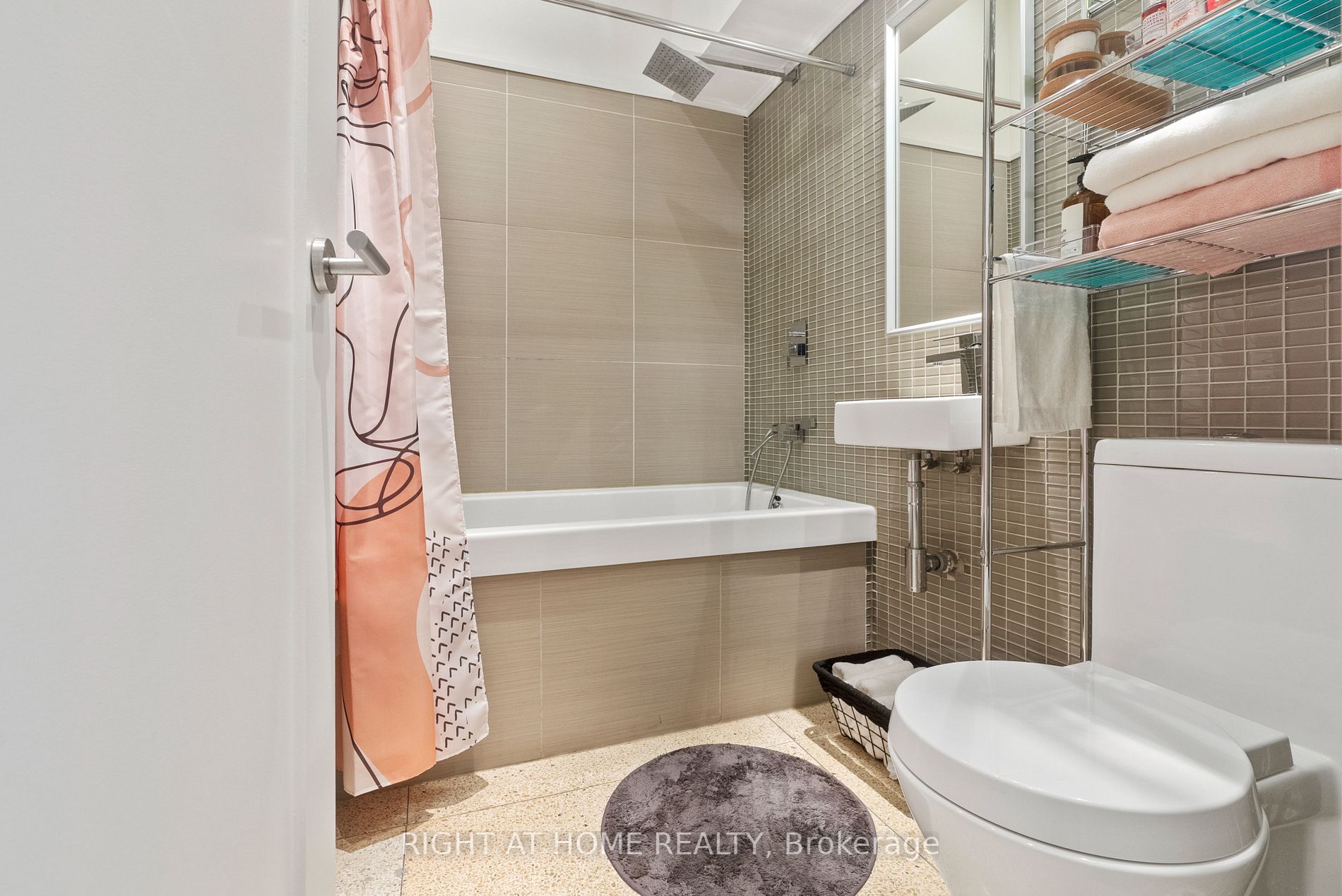 365 Dundas St E, #102