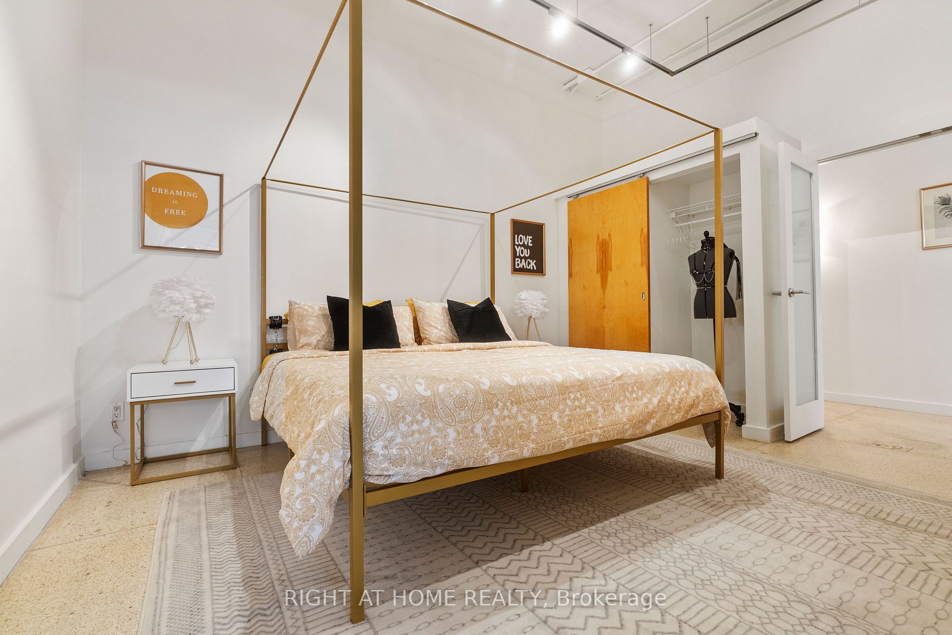 365 Dundas St E, #102