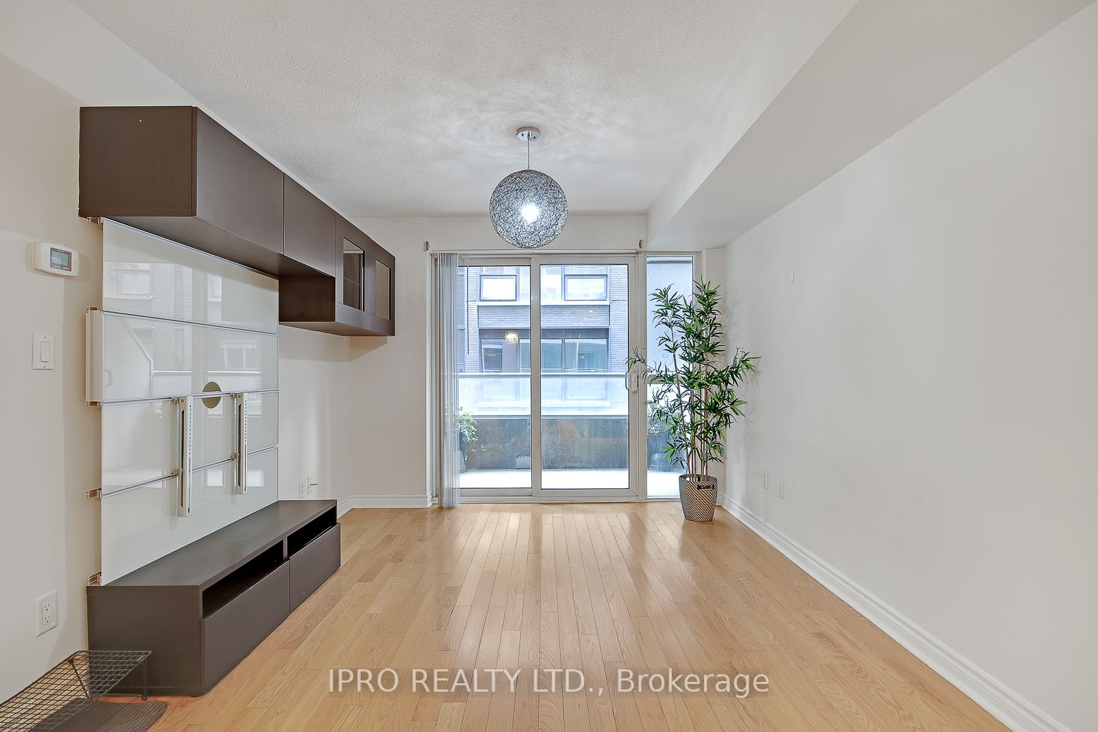 270 Wellington St W, #523