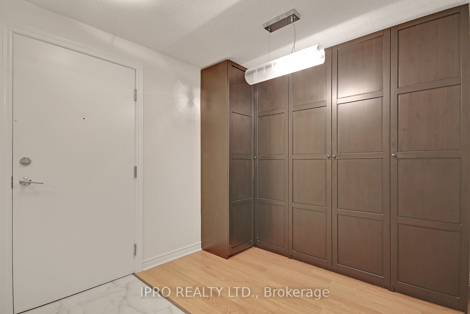 270 Wellington St W, #523