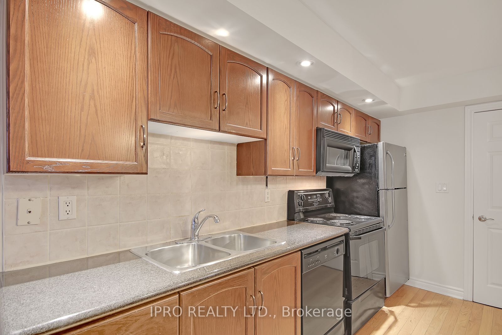 270 Wellington St W, #523