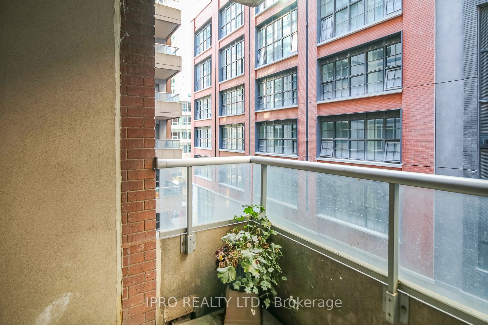 270 Wellington St W, #523