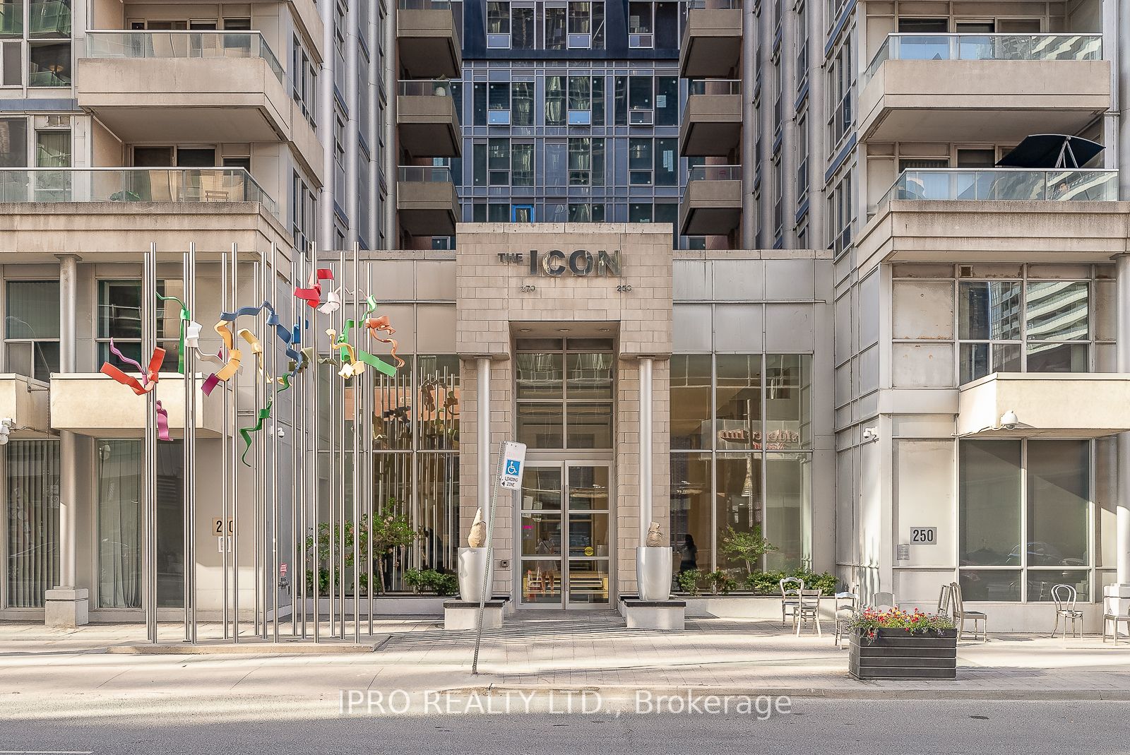 270 Wellington St W, #523