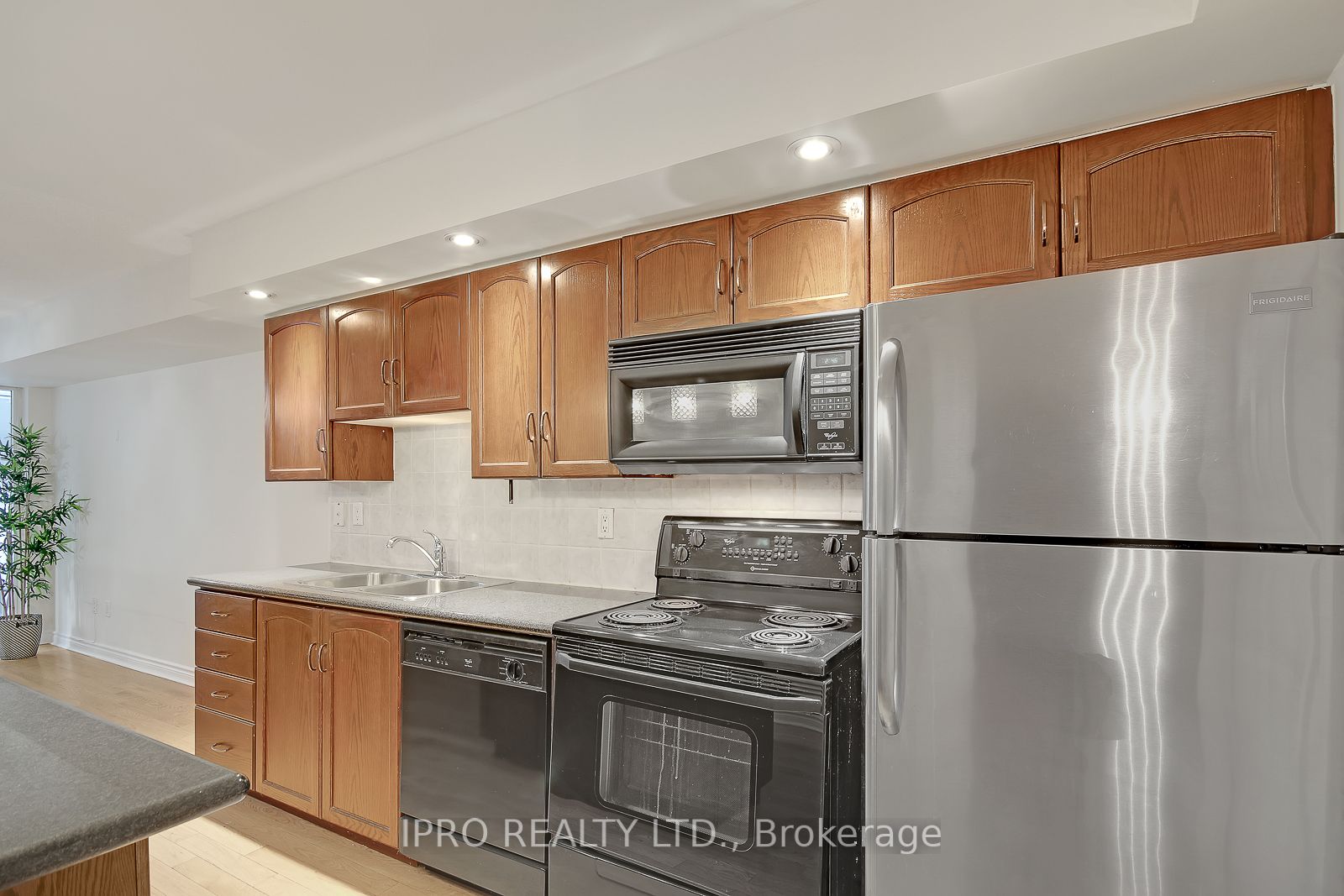 270 Wellington St W, #523