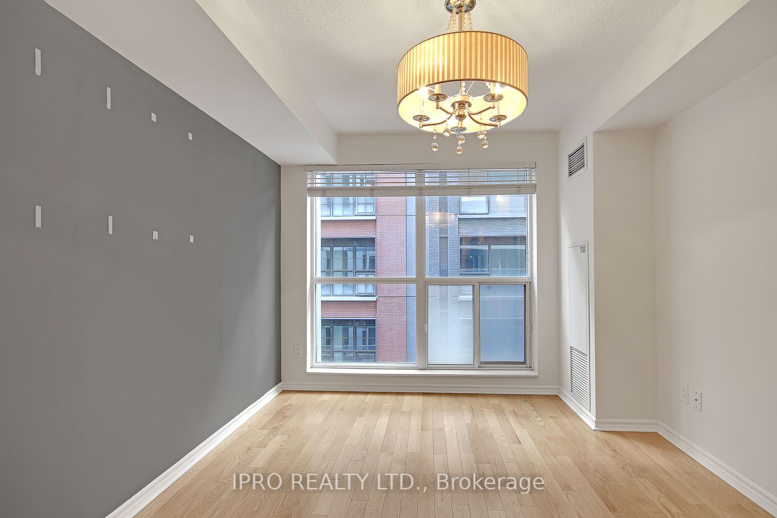 270 Wellington St W, #523