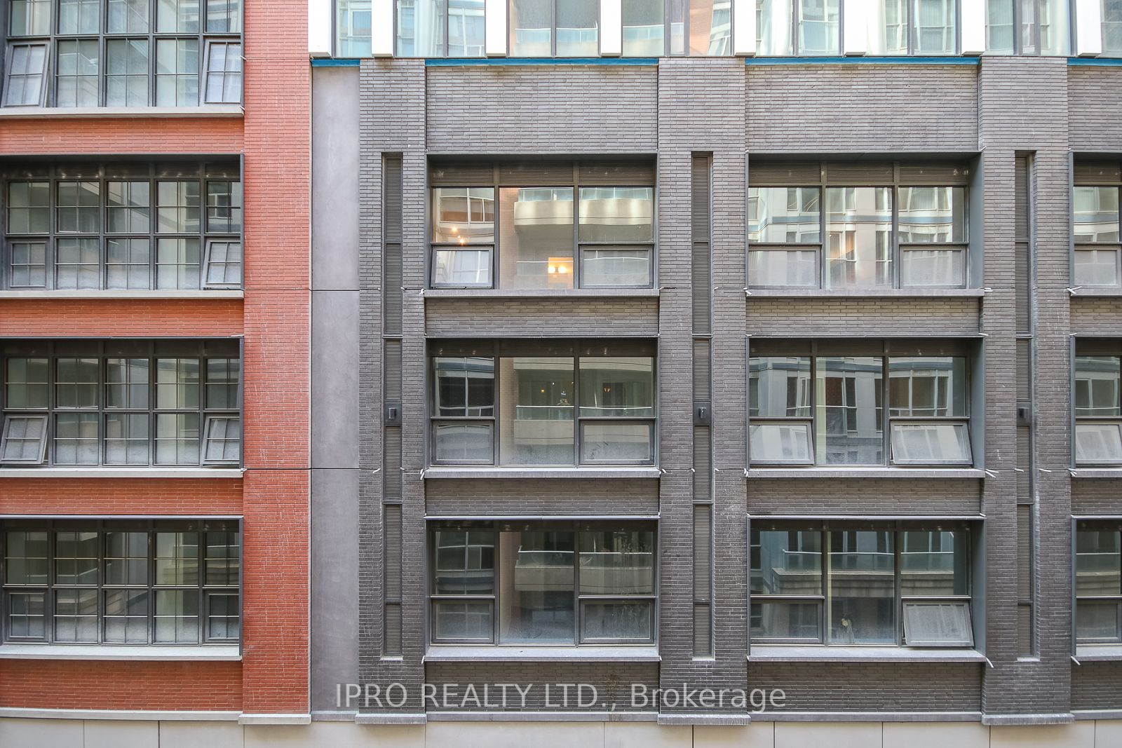 270 Wellington St W, #523