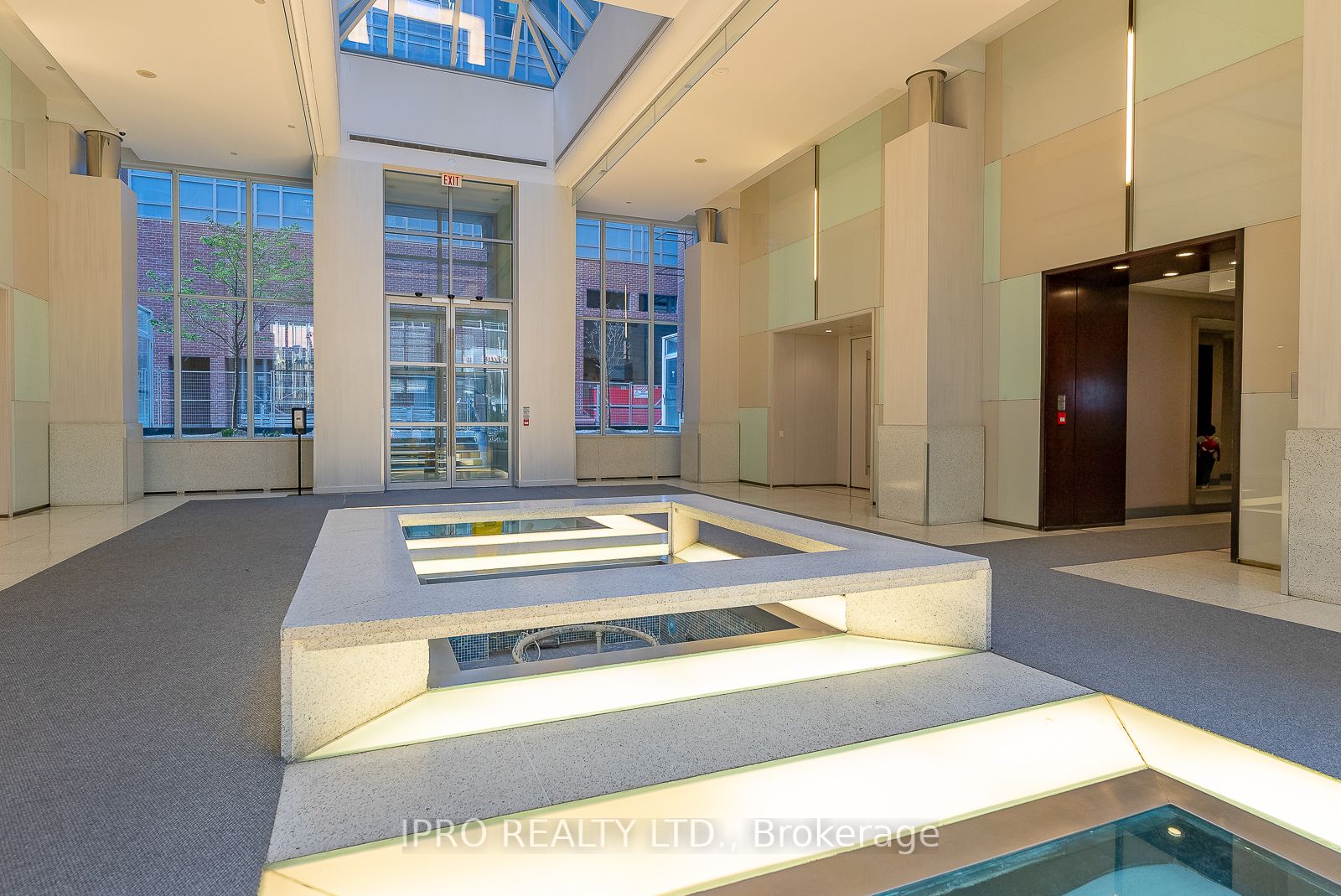 270 Wellington St W, #523