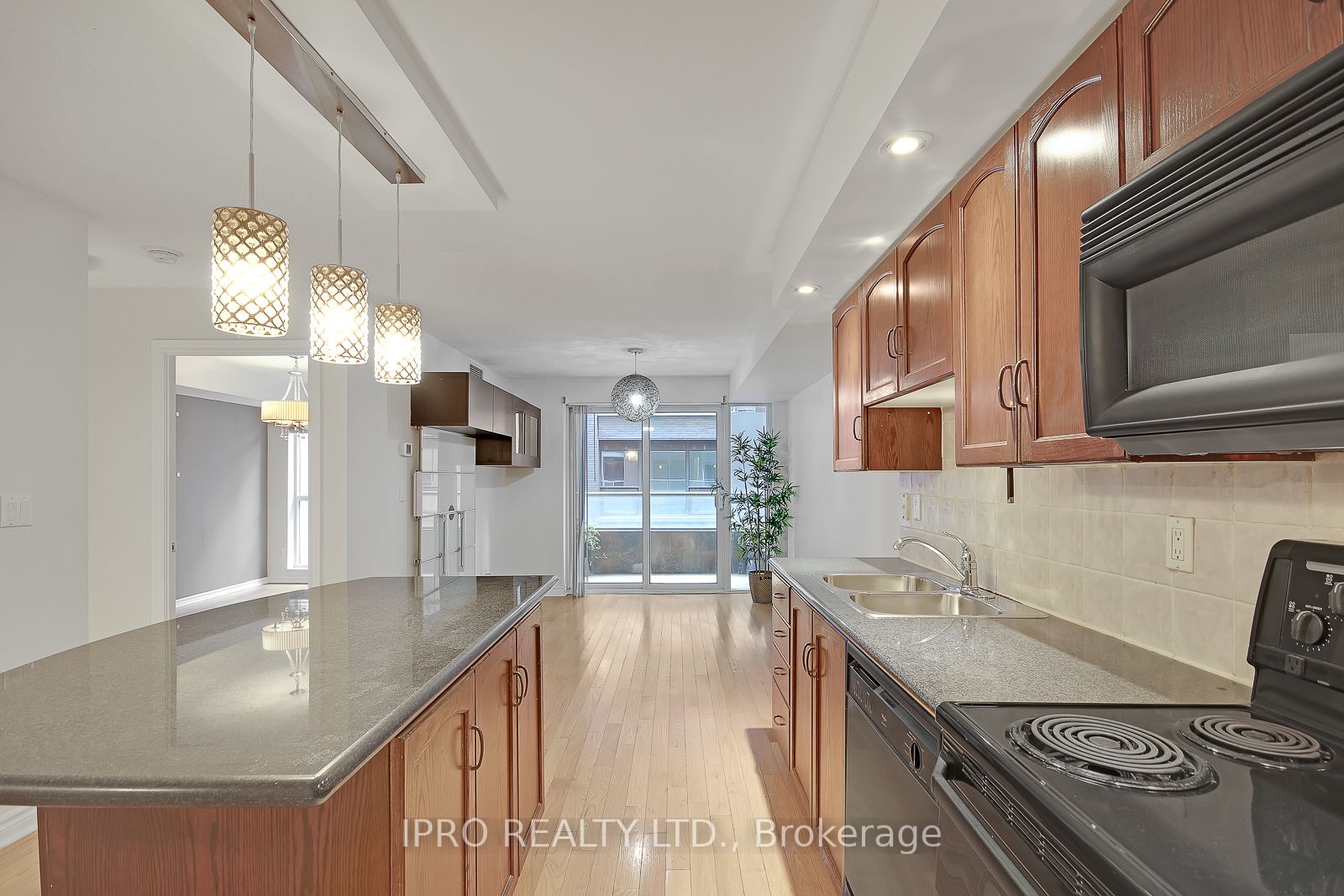 270 Wellington St W, #523
