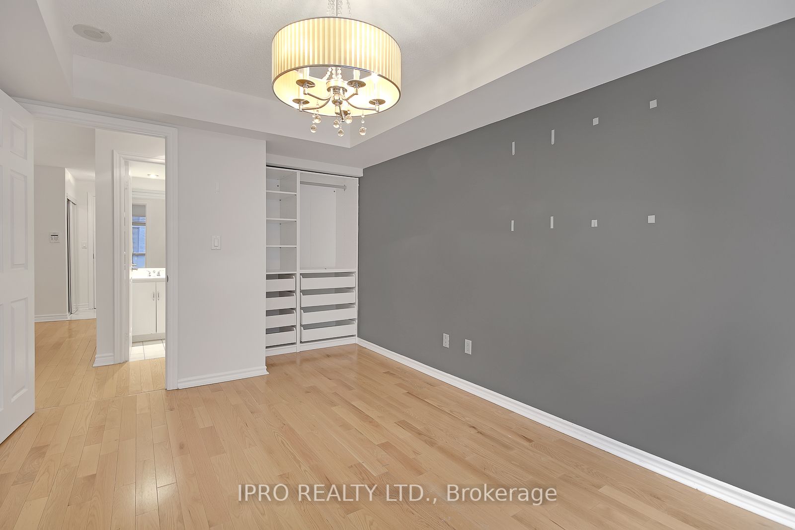 270 Wellington St W, #523