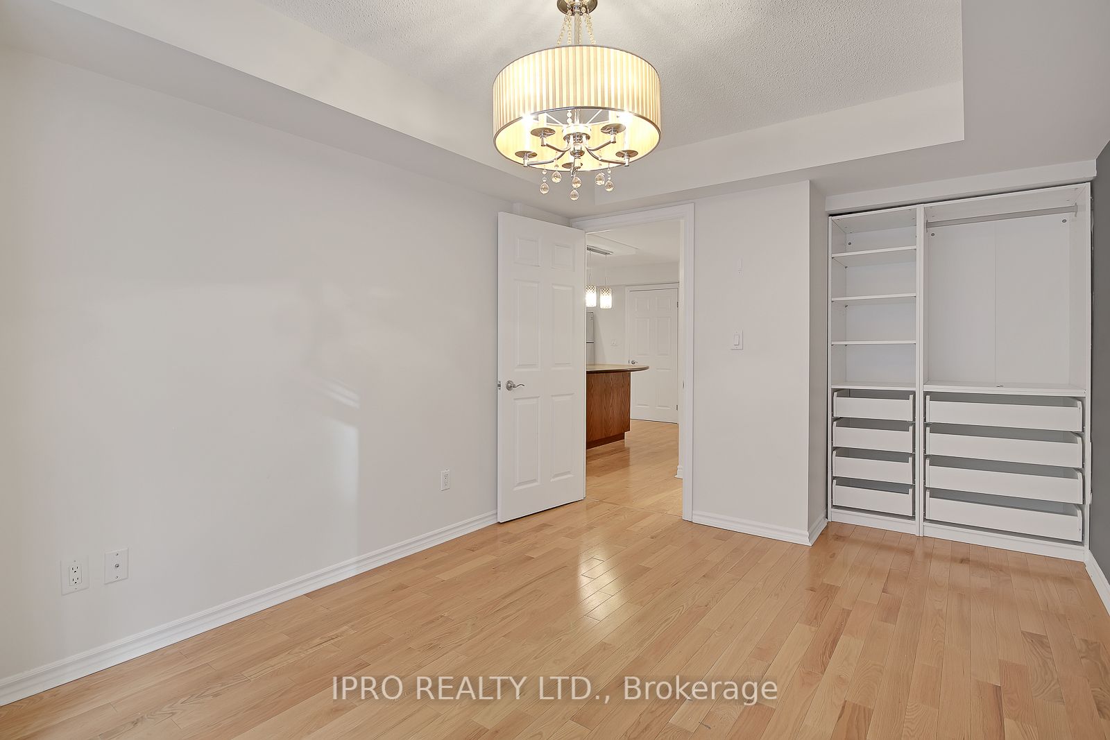 270 Wellington St W, #523