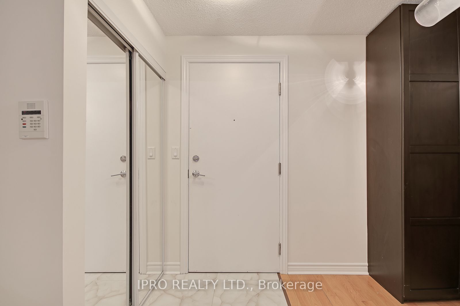 270 Wellington St W, #523