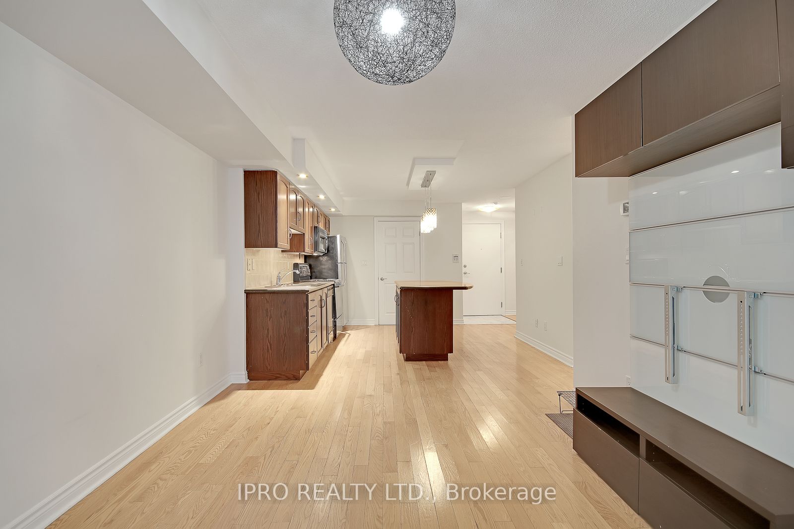 270 Wellington St W, #523