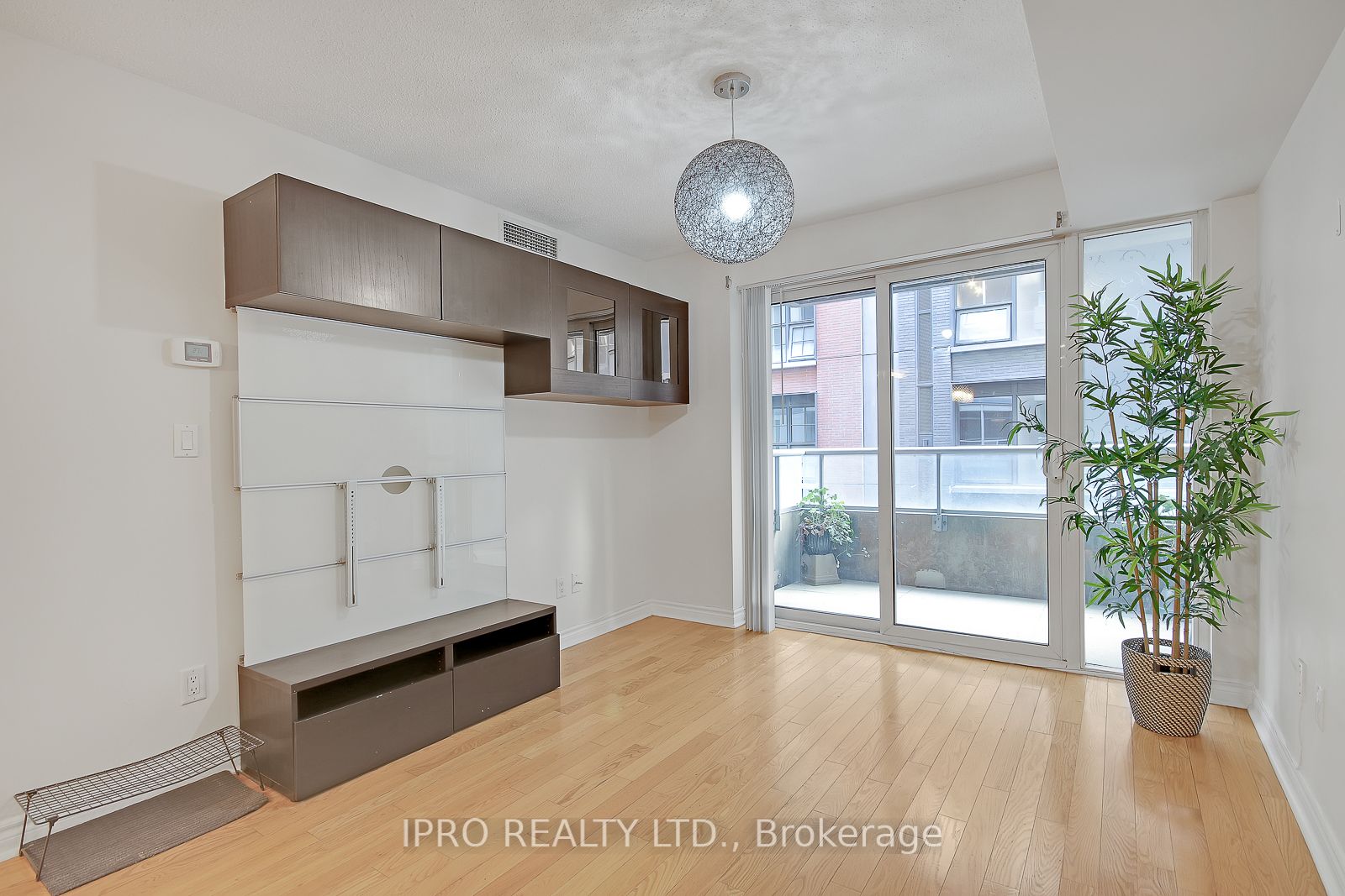 270 Wellington St W, #523