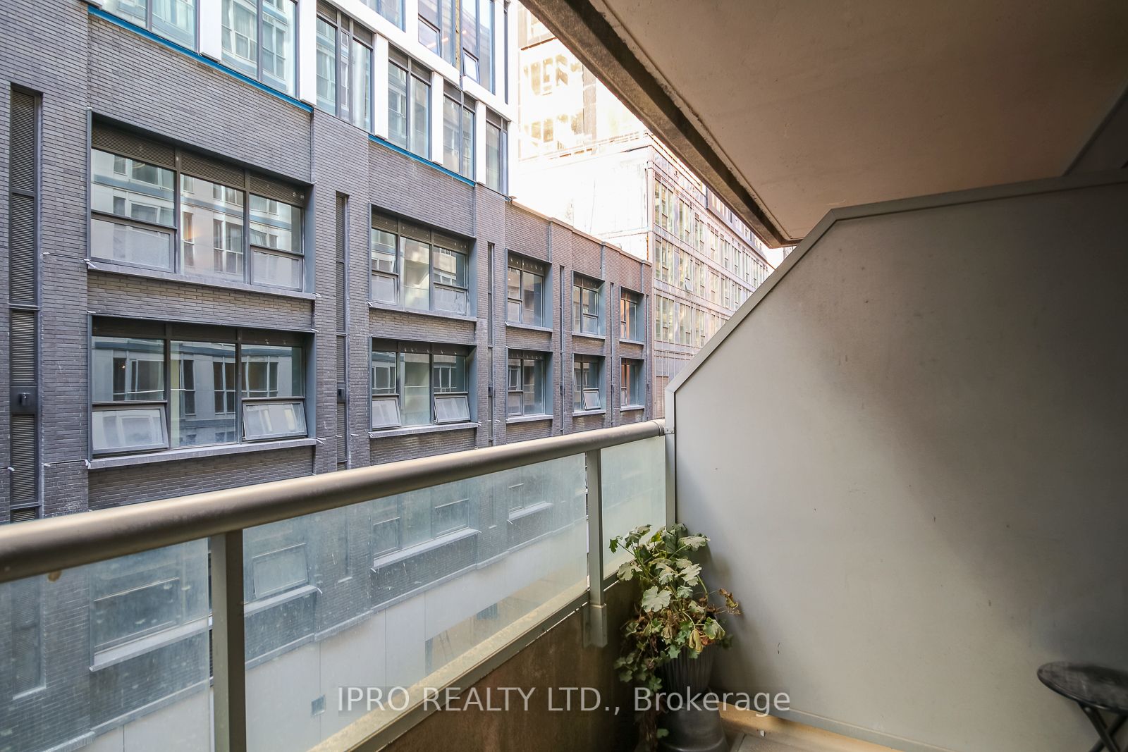 270 Wellington St W, #523