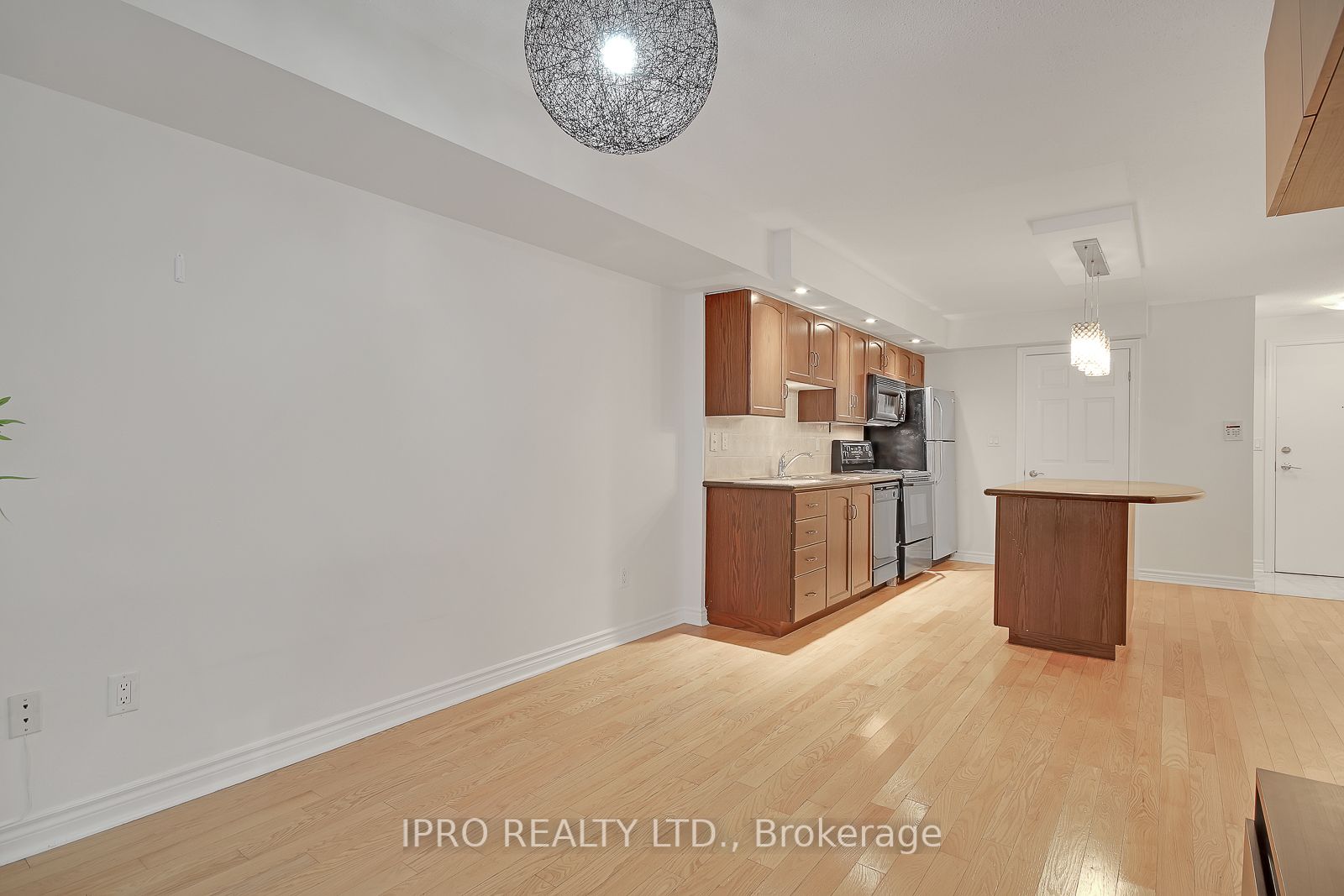 270 Wellington St W, #523