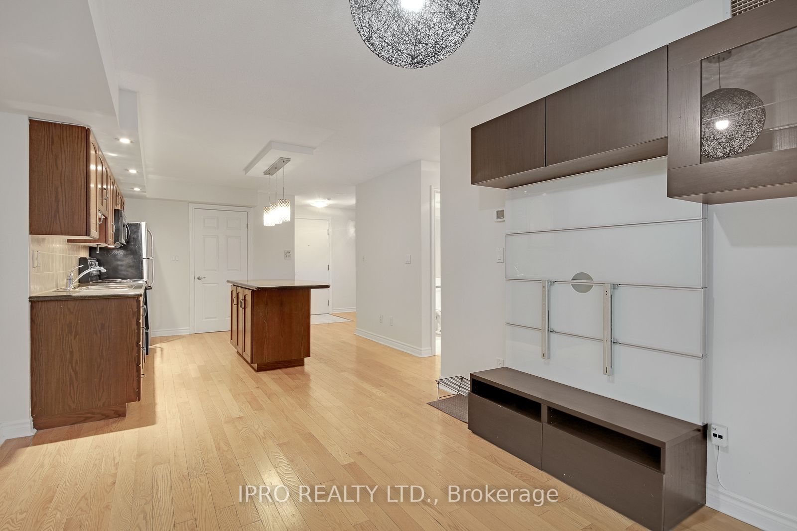 270 Wellington St W, #523
