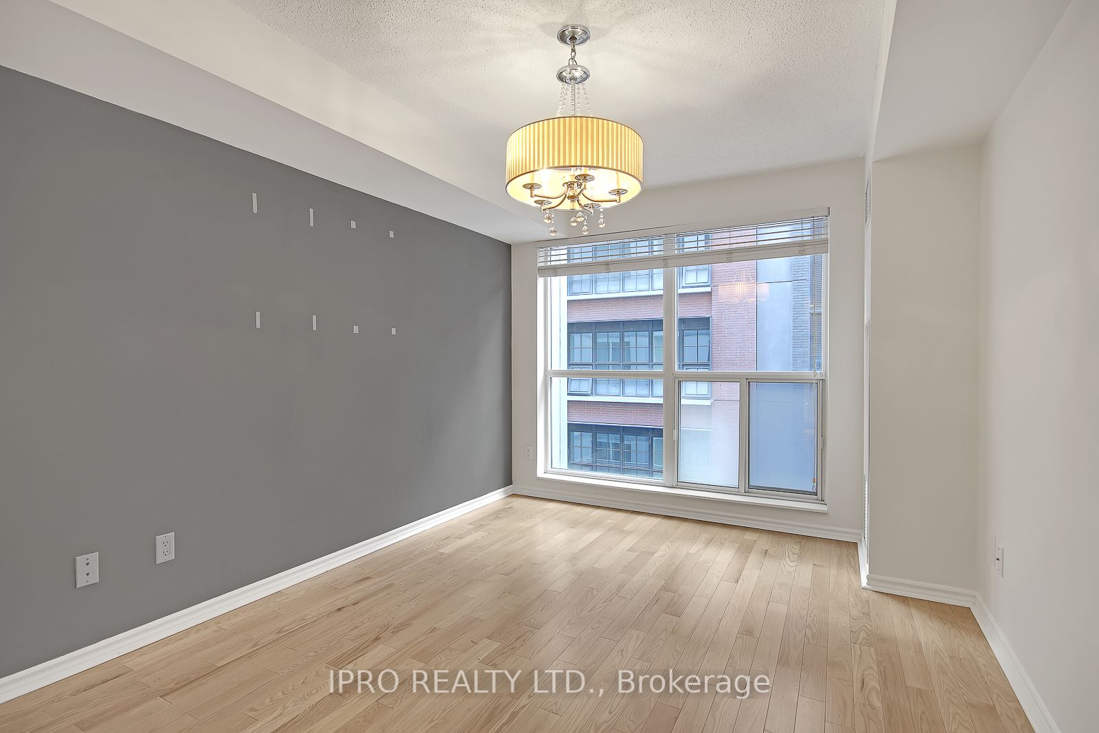 270 Wellington St W, #523