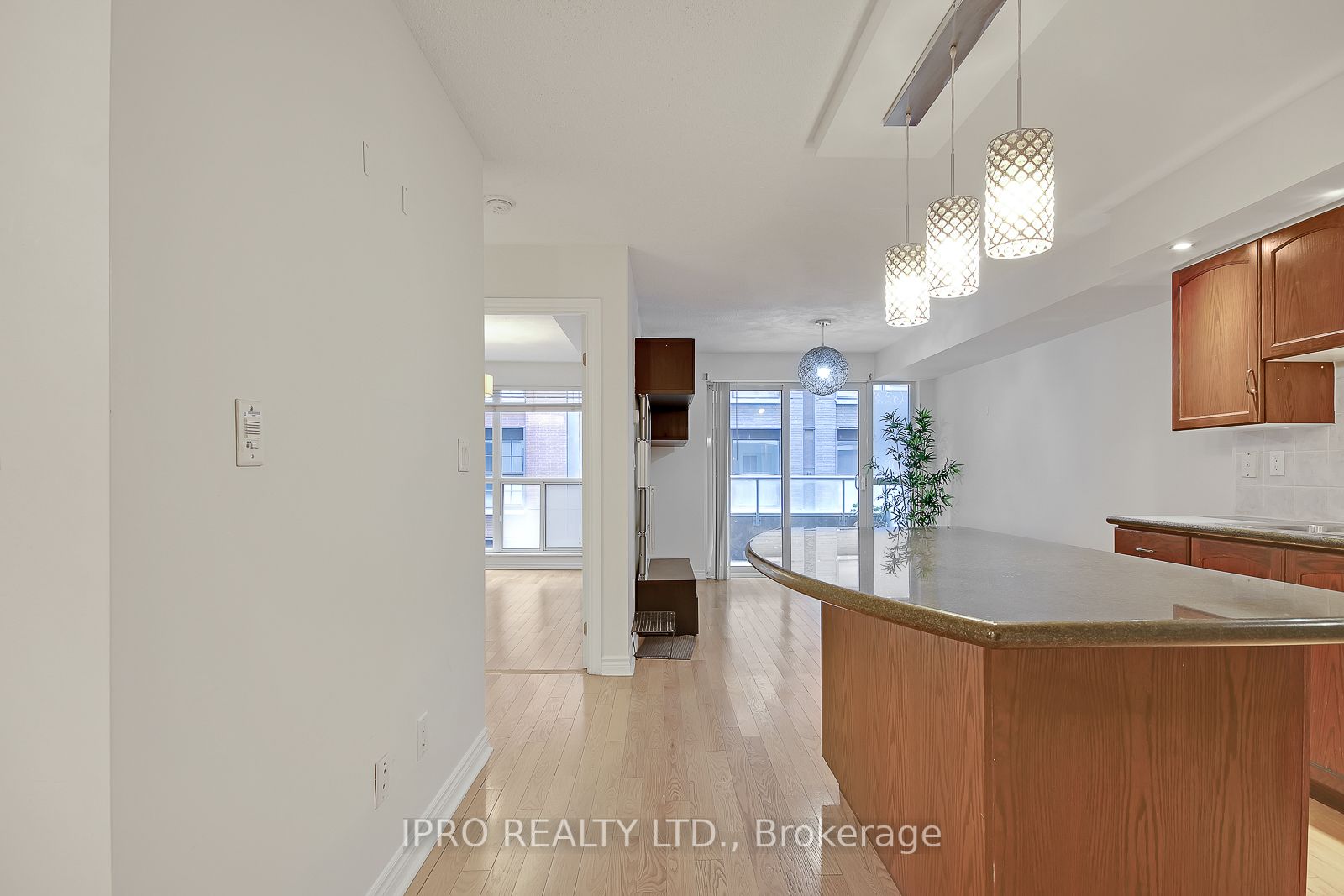 270 Wellington St W, #523