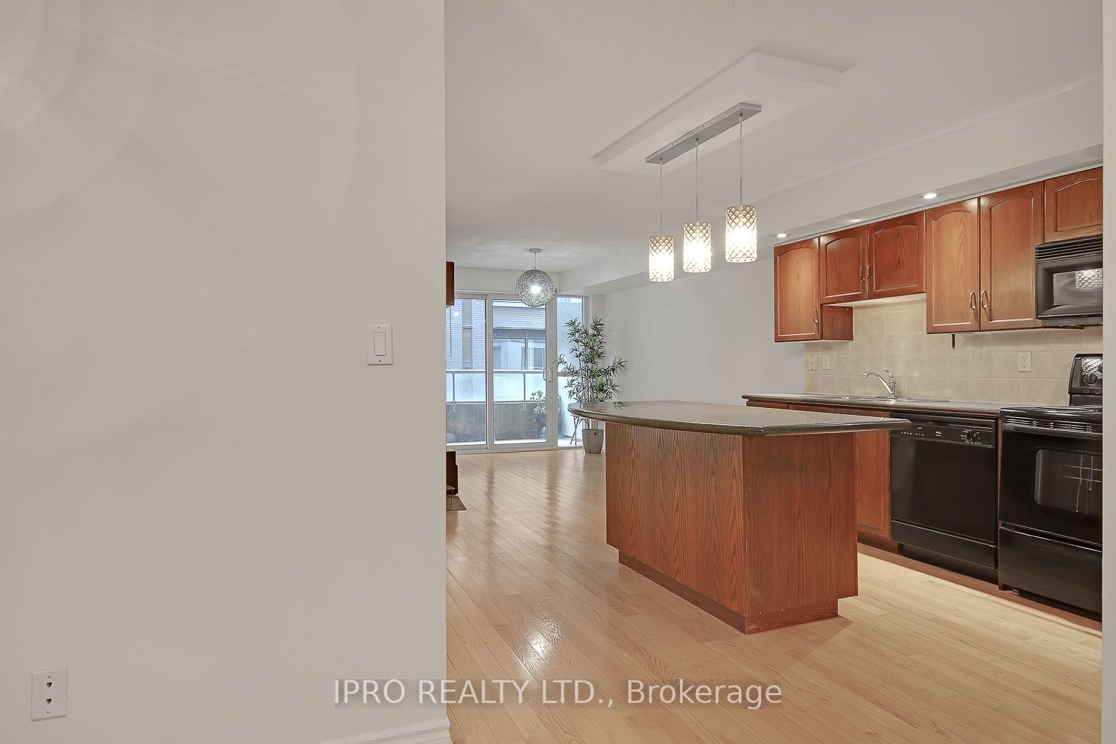 270 Wellington St W, #523