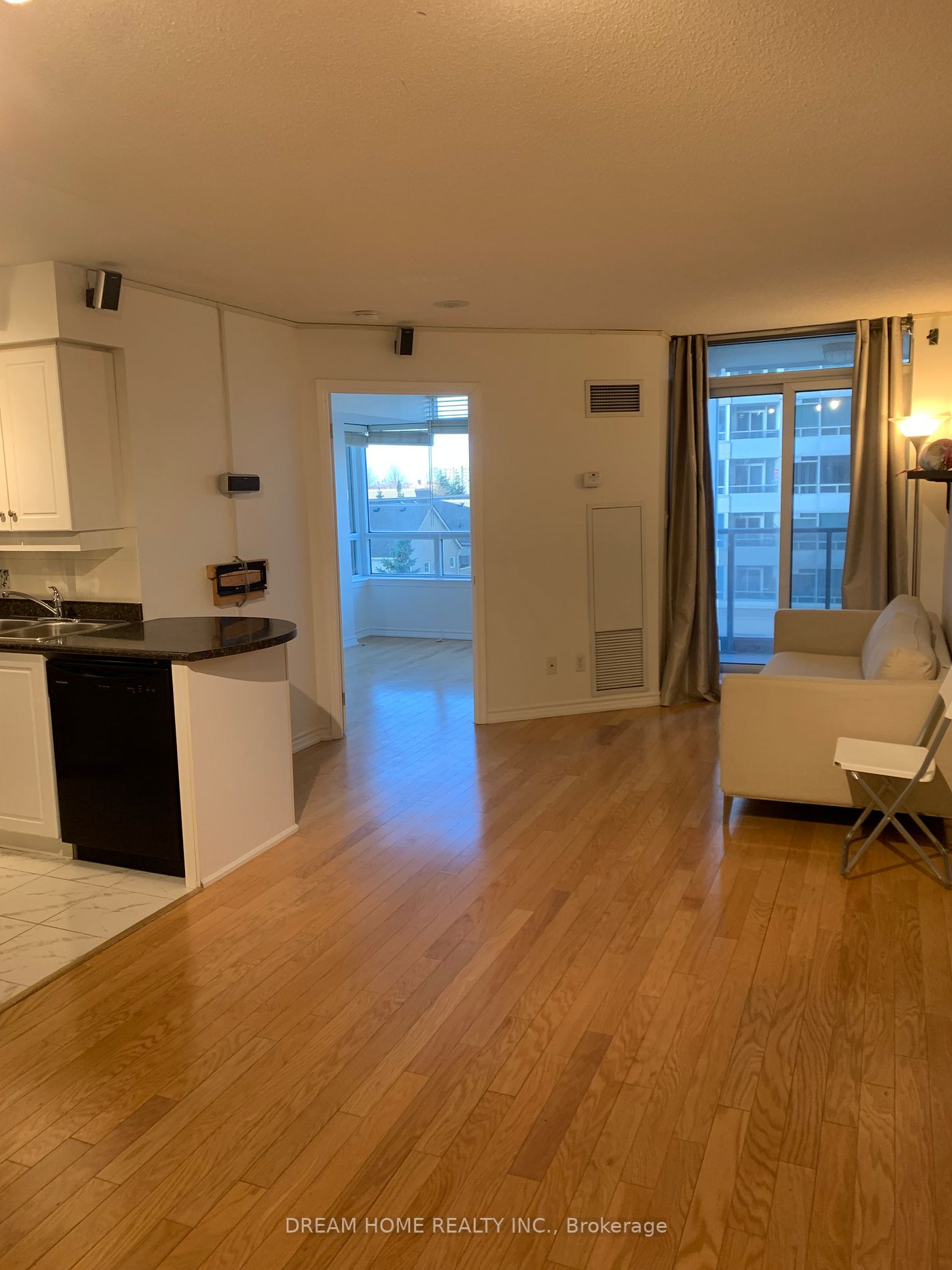 8 Rean Dr, #513