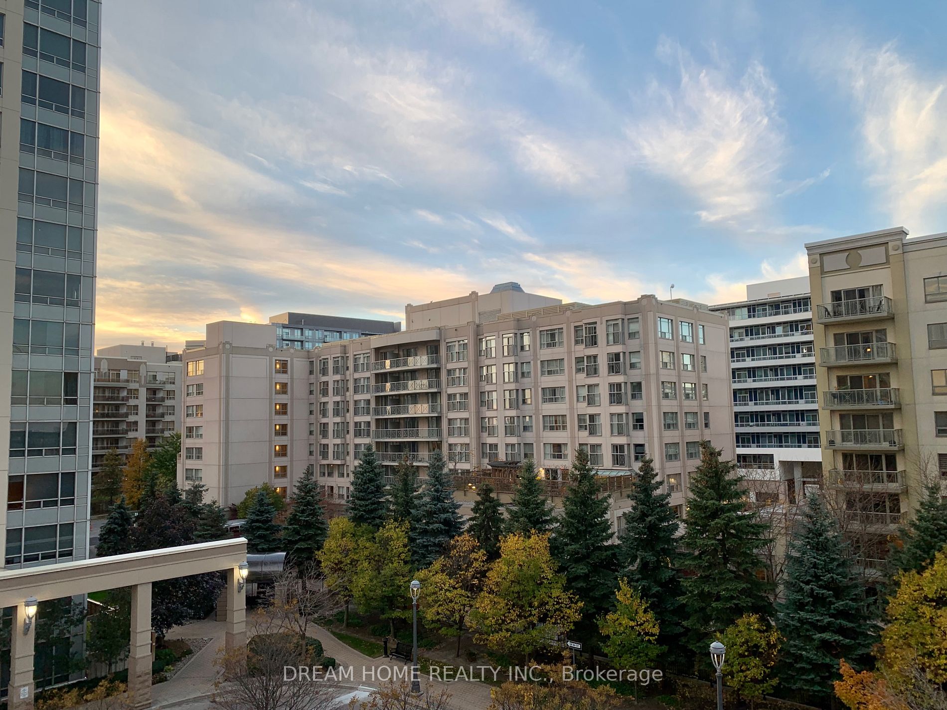 8 Rean Dr, #513