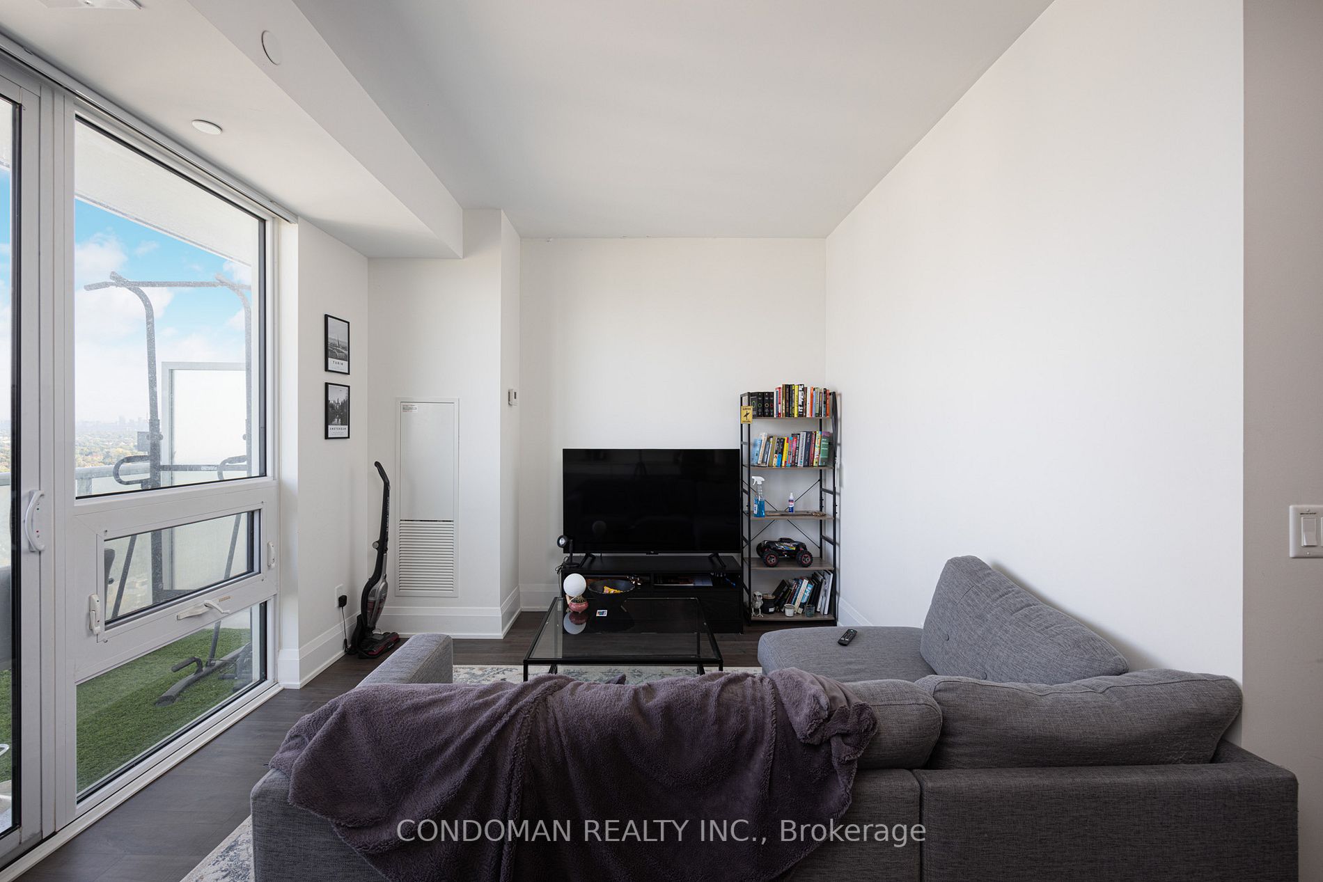 101 Erskine Ave, #2701