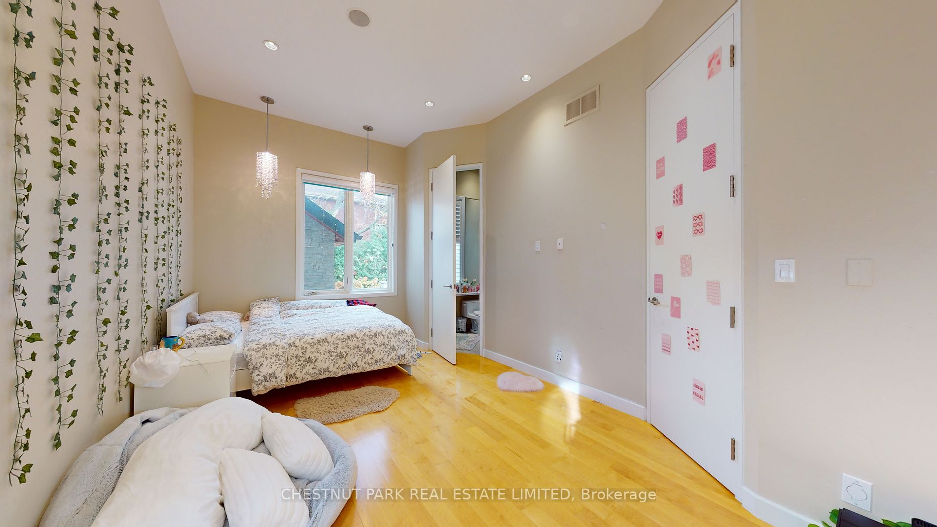 8 Forest Heights Blvd