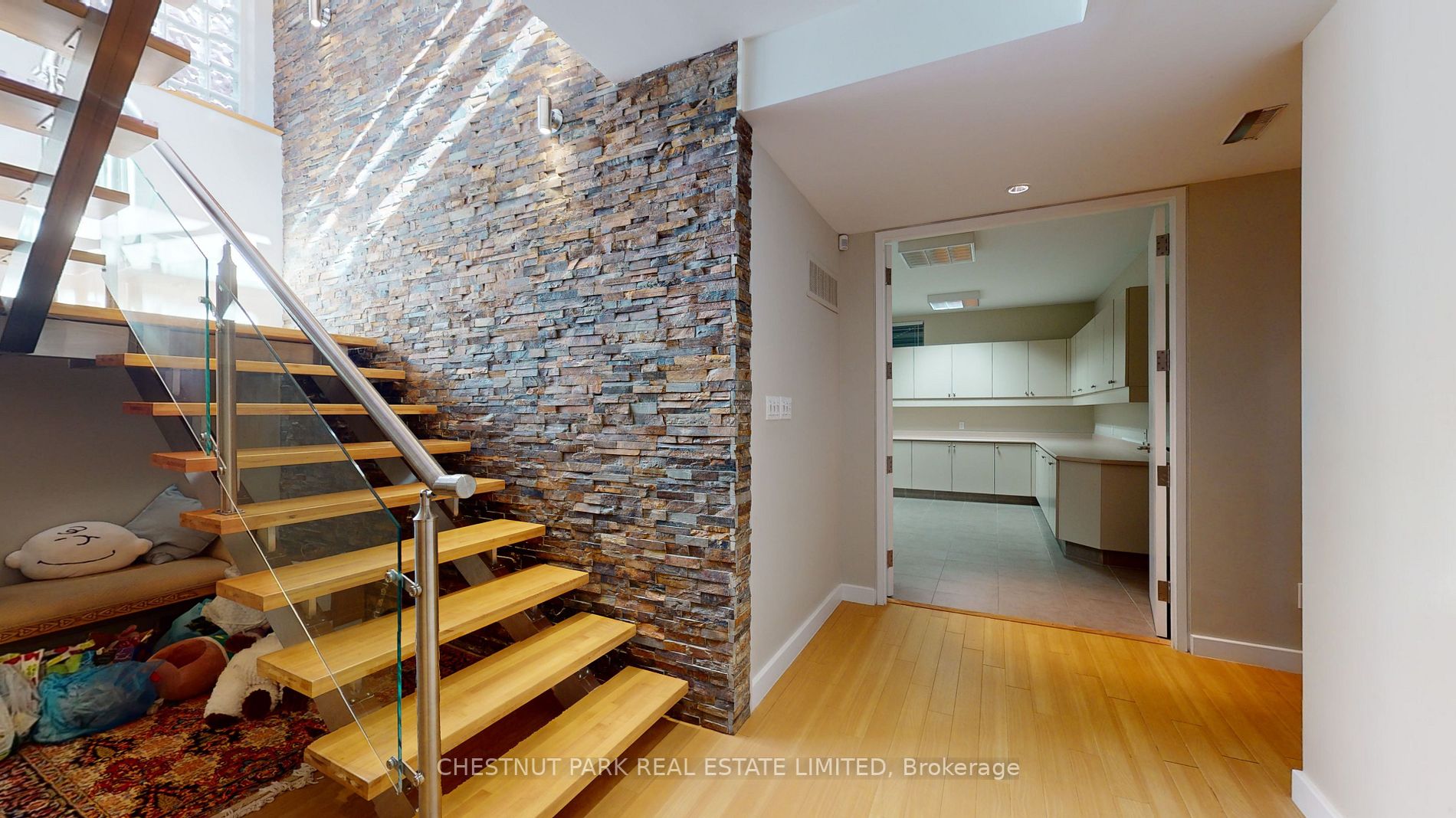 8 Forest Heights Blvd