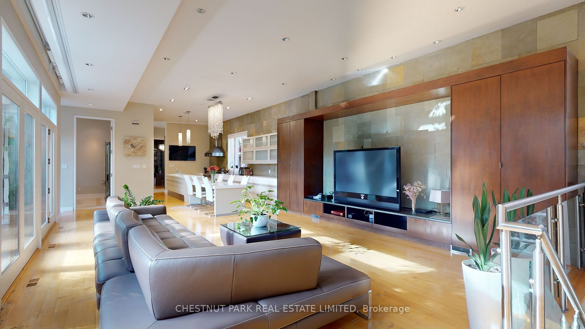 8 Forest Heights Blvd
